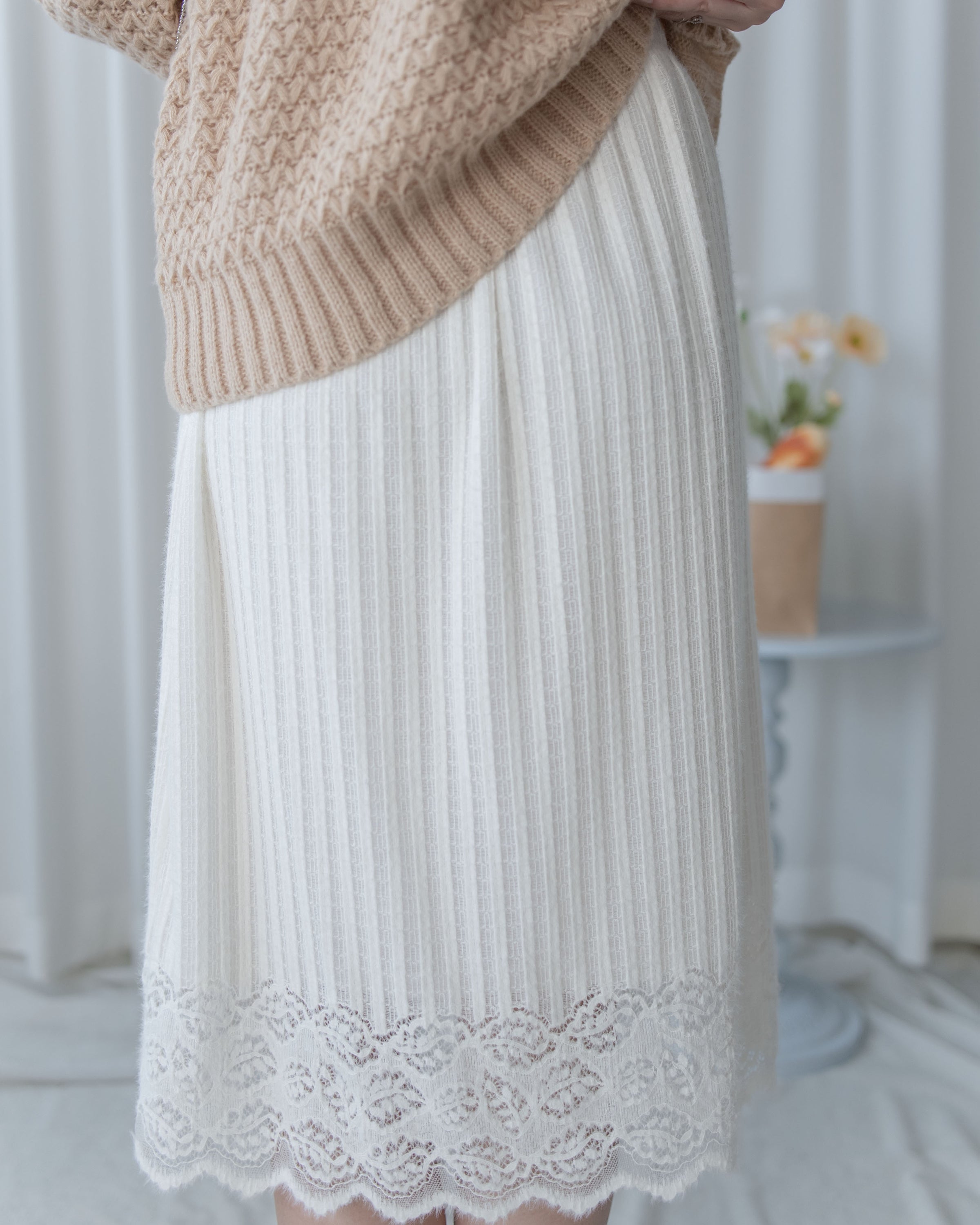 Lace Spliced Skirt 蕾絲拼接壓紋針織裙/ SK8929