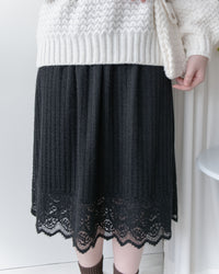 Lace Spliced Skirt 蕾絲拼接壓紋針織裙/ SK8929