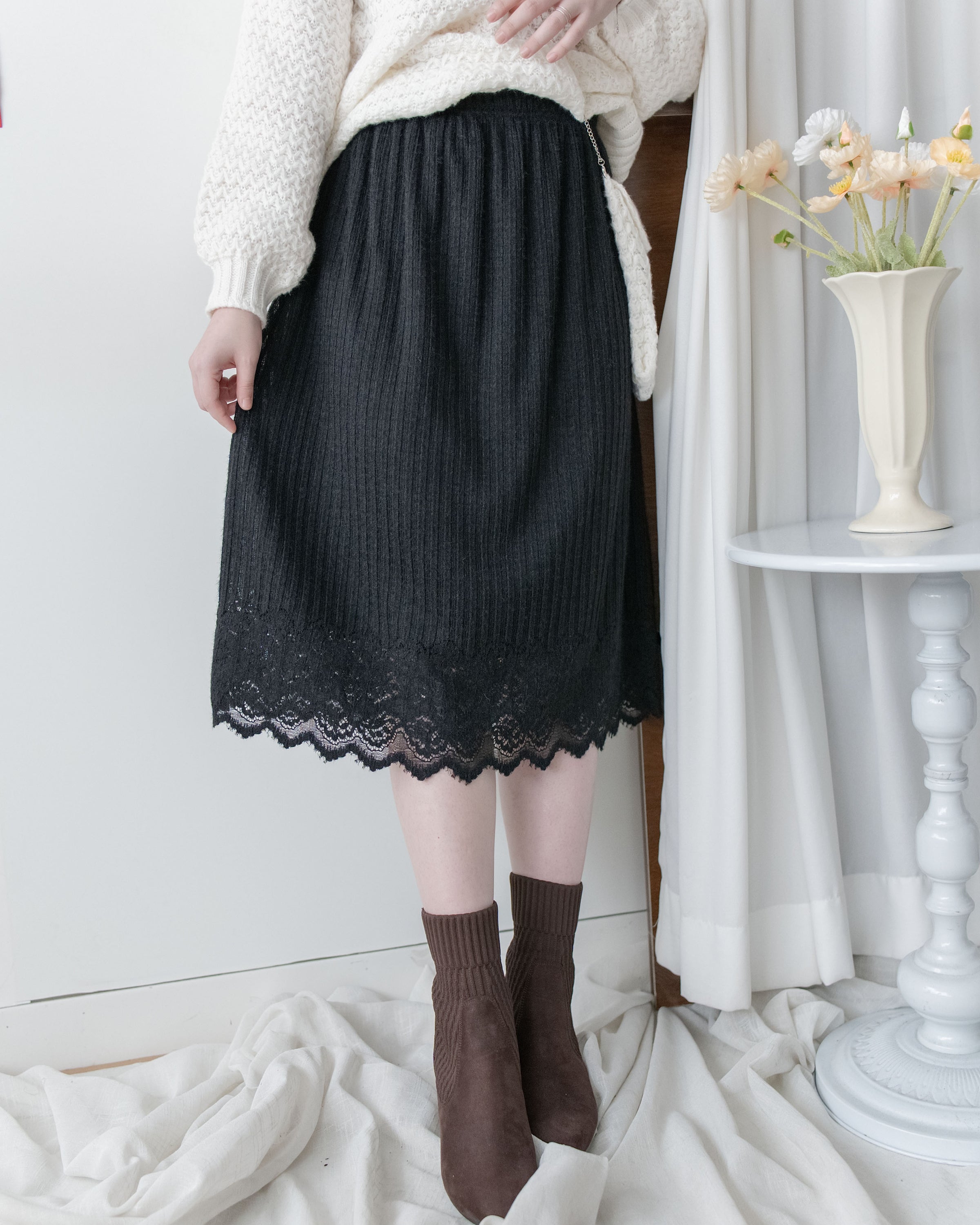 Lace Spliced Skirt 蕾絲拼接壓紋針織裙/ SK8929