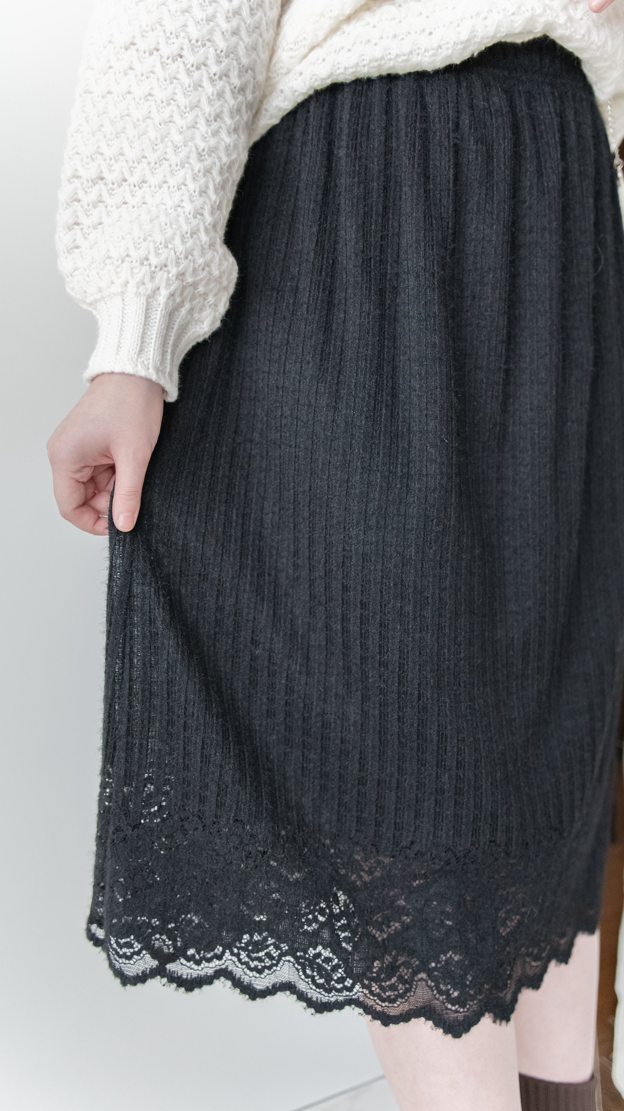 Lace Spliced Skirt 蕾絲拼接壓紋針織裙/ SK8929