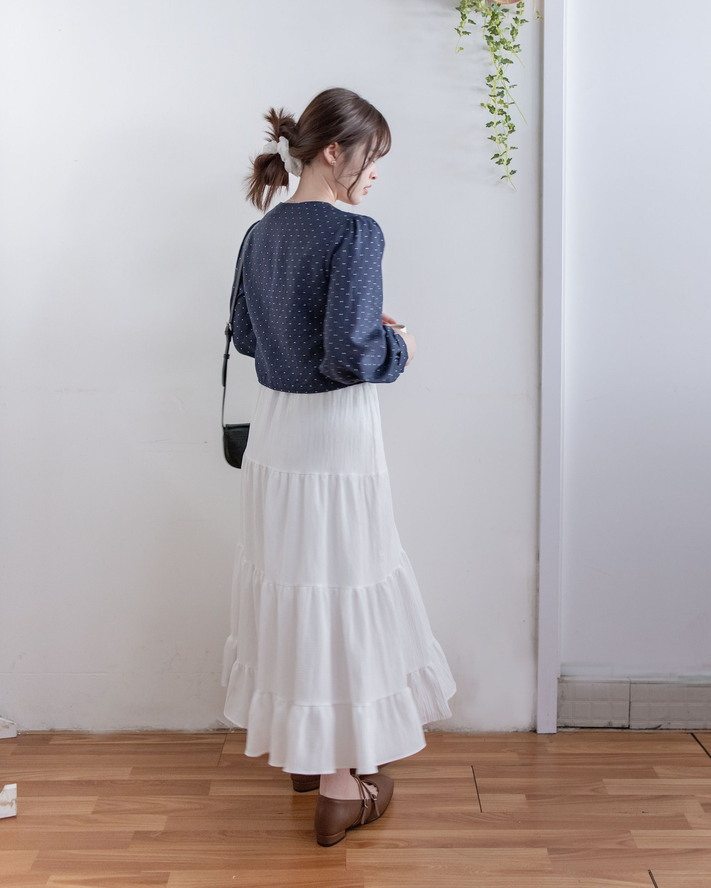 PolkaDot Scarf Blouse 光澤感小點V領綁結微短上衣/ BU9130