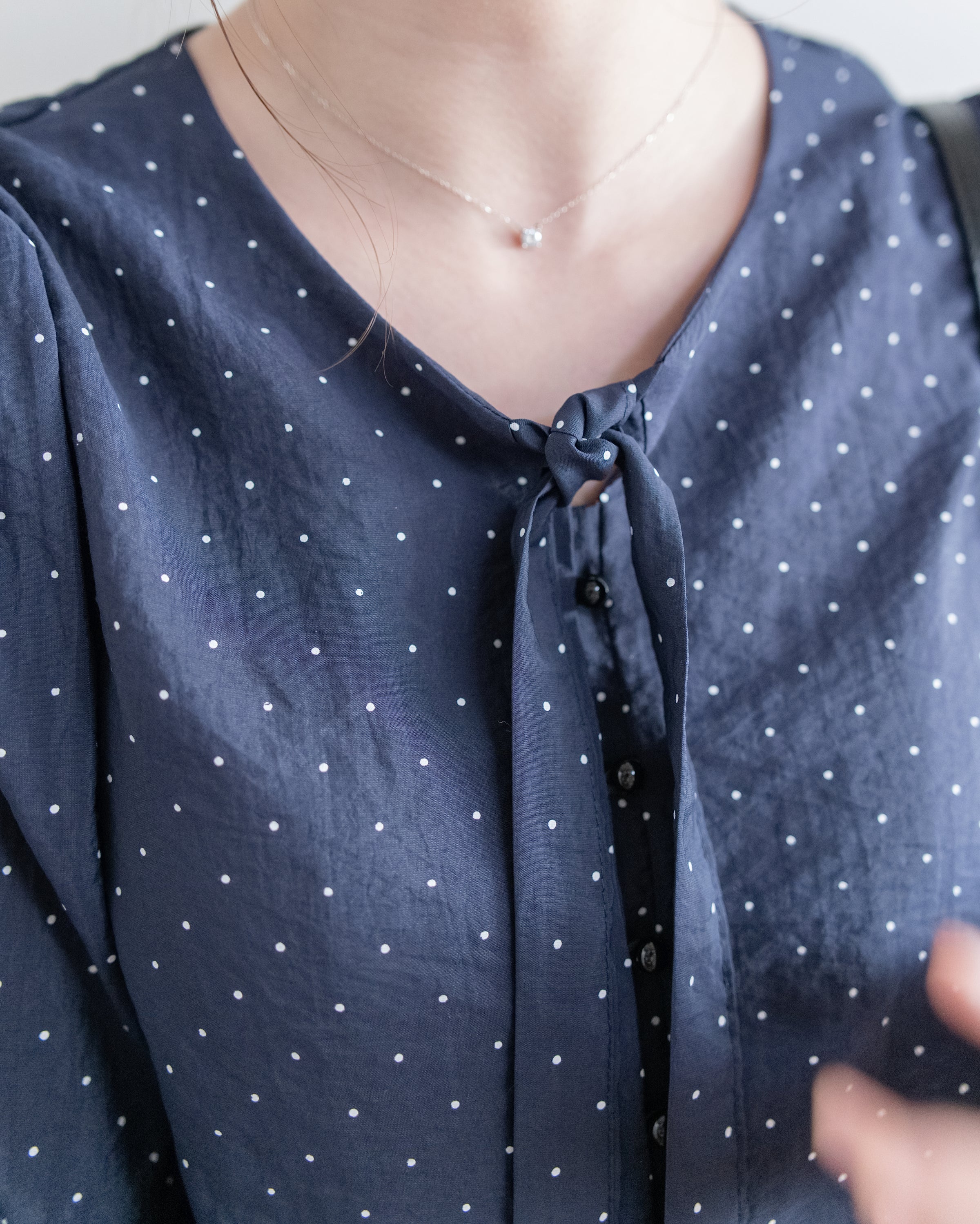 PolkaDot Scarf Blouse 光澤感小點V領綁結微短上衣/ BU9130