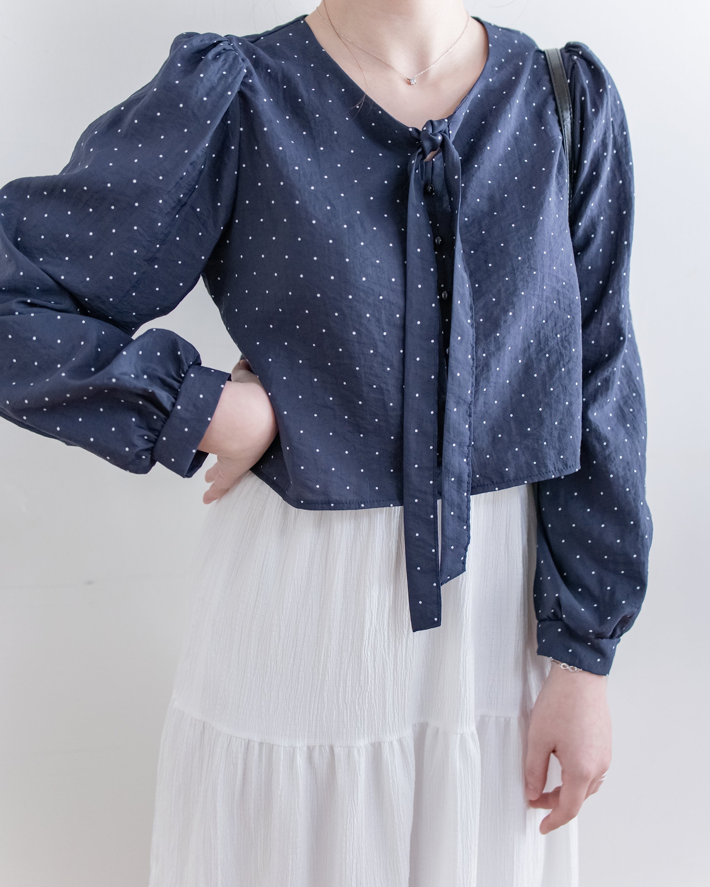 PolkaDot Scarf Blouse 光澤感小點V領綁結微短上衣/ BU9130