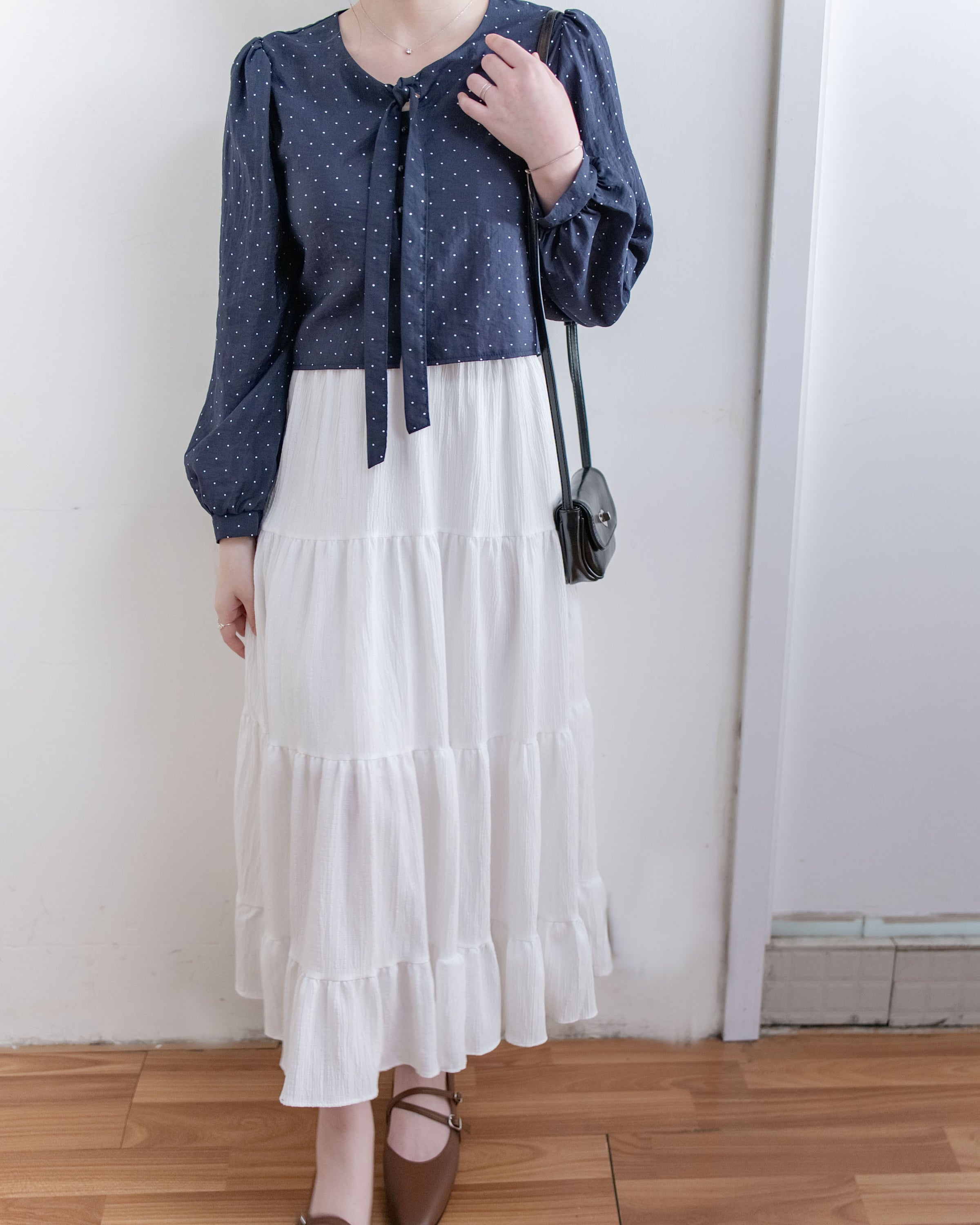 PolkaDot Scarf Blouse 光澤感小點V領綁結微短上衣/ BU9130