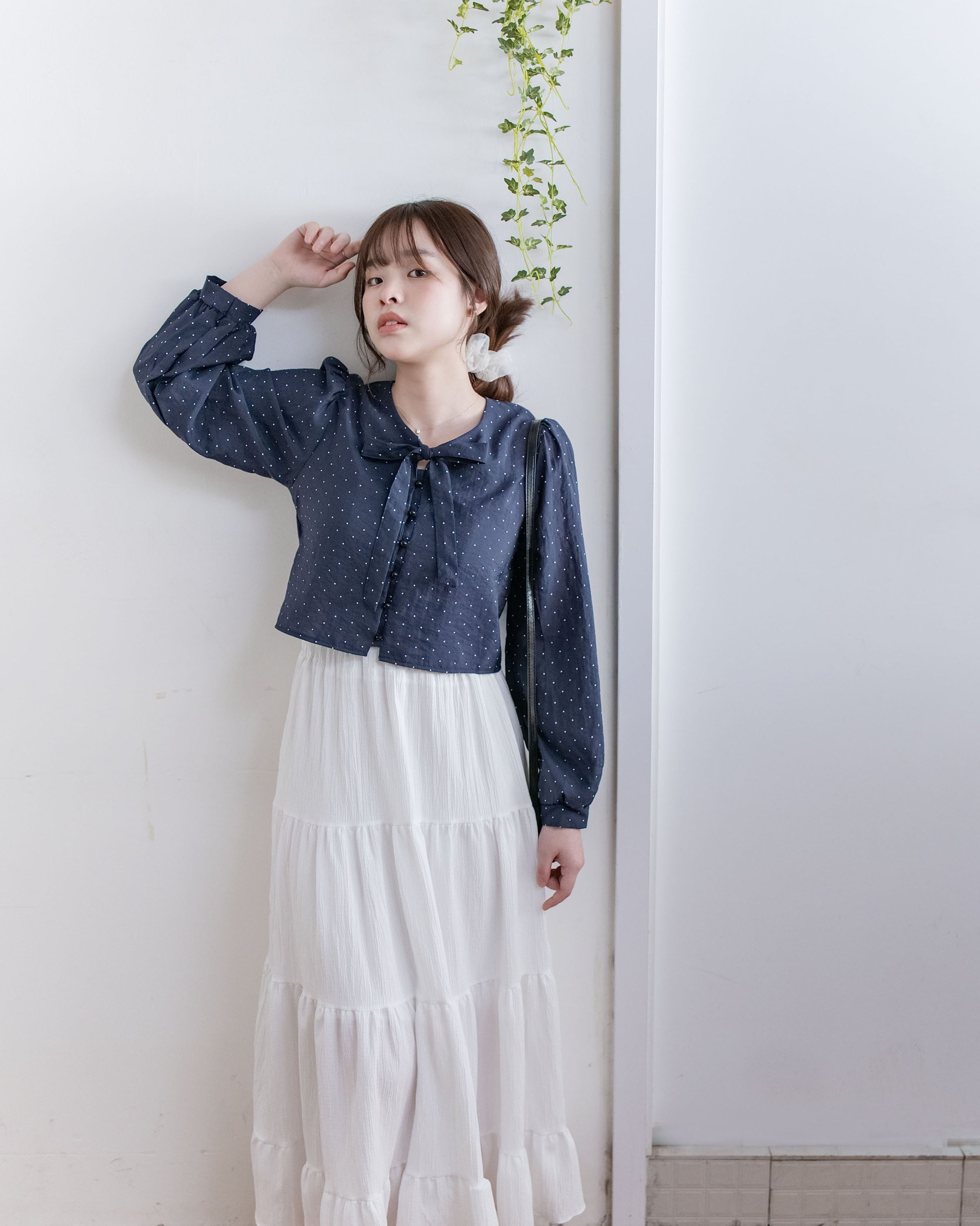 PolkaDot Scarf Blouse 光澤感小點V領綁結微短上衣/ BU9130