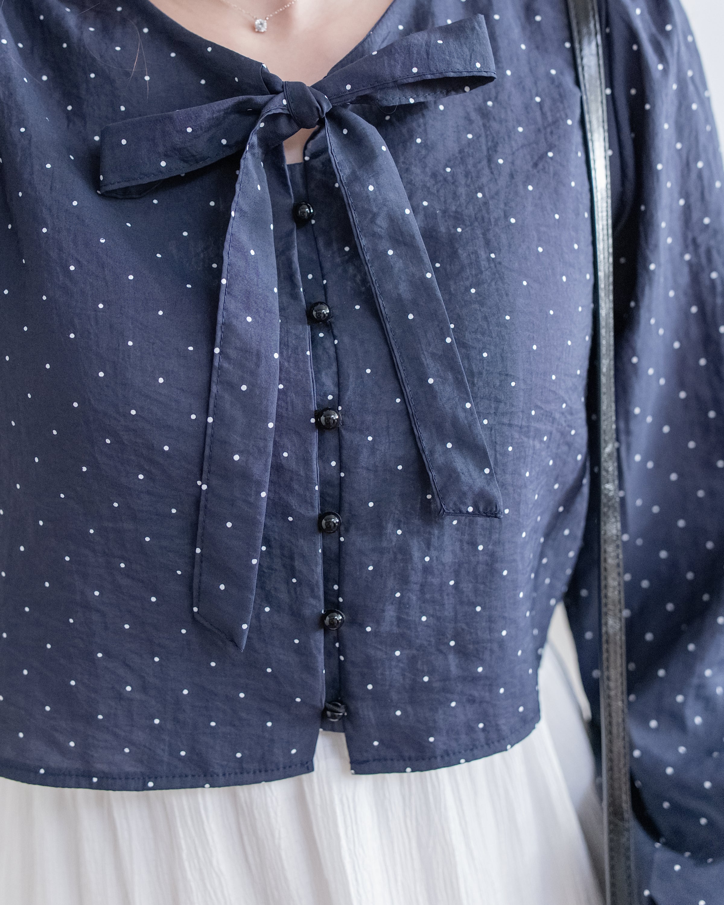 PolkaDot Scarf Blouse 光澤感小點V領綁結微短上衣/ BU9130