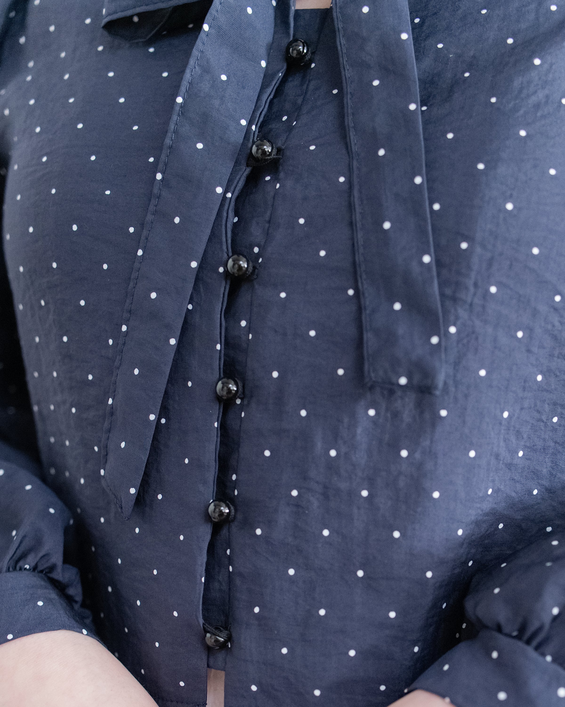 PolkaDot Scarf Blouse 光澤感小點V領綁結微短上衣/ BU9130