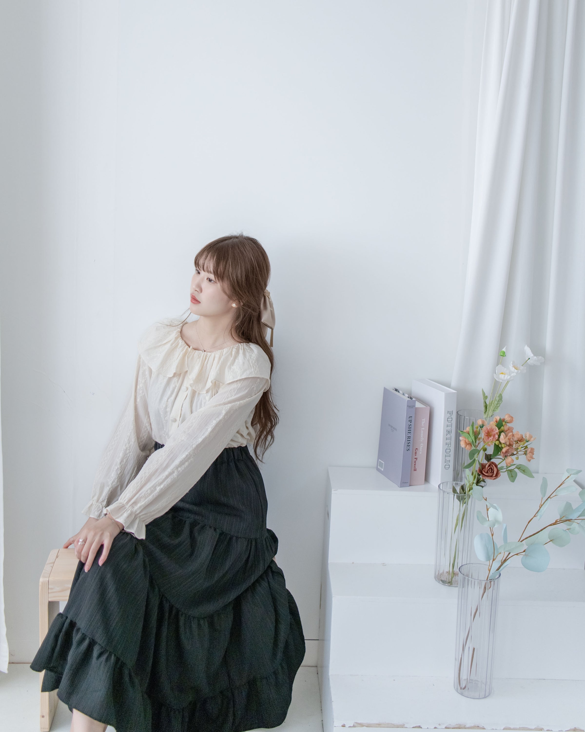 Embroidery Blouse 繡花彈性荷葉領口裝飾鈕扣上衣/ BU9133