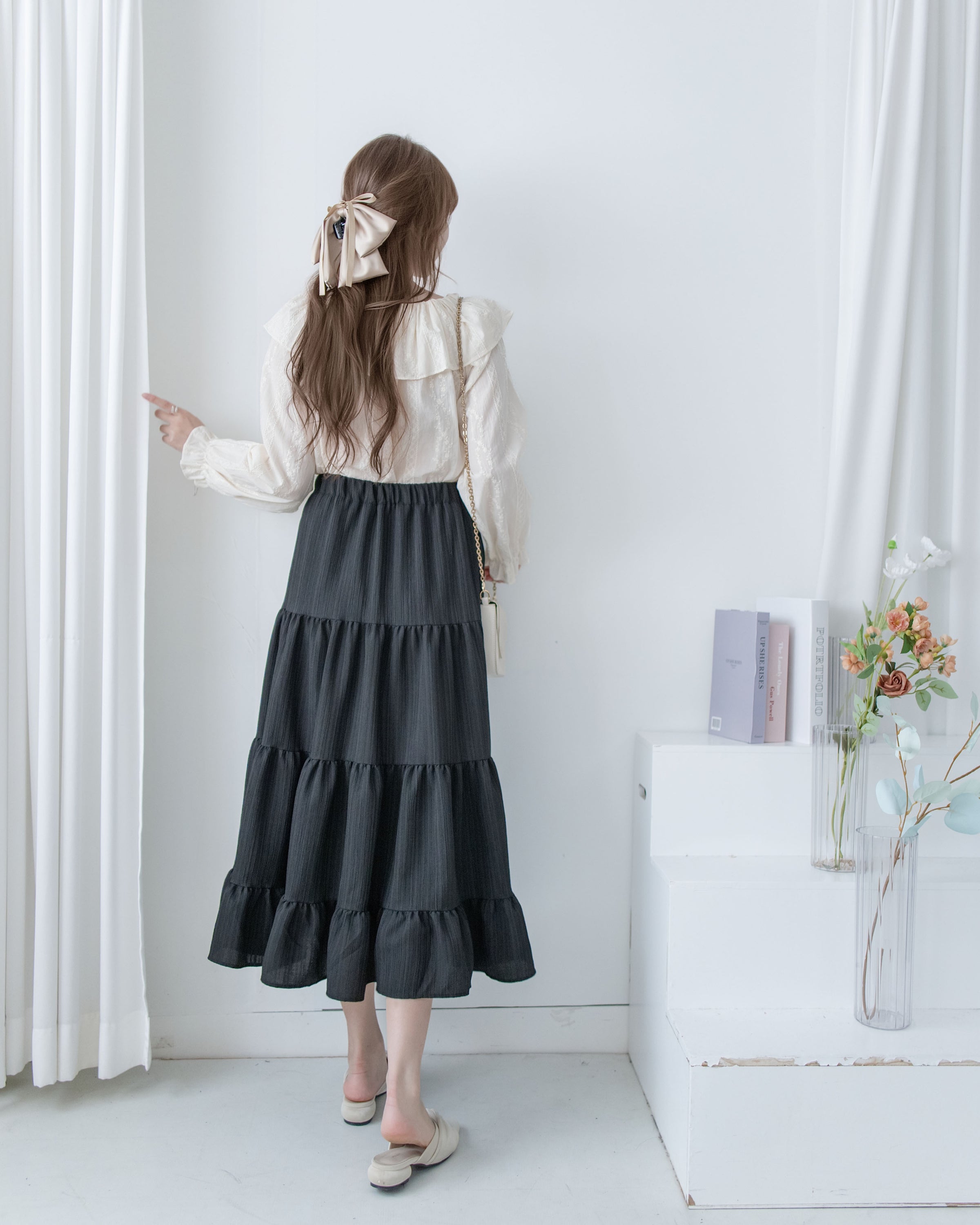 Embroidery Blouse 繡花彈性荷葉領口裝飾鈕扣上衣/ BU9133