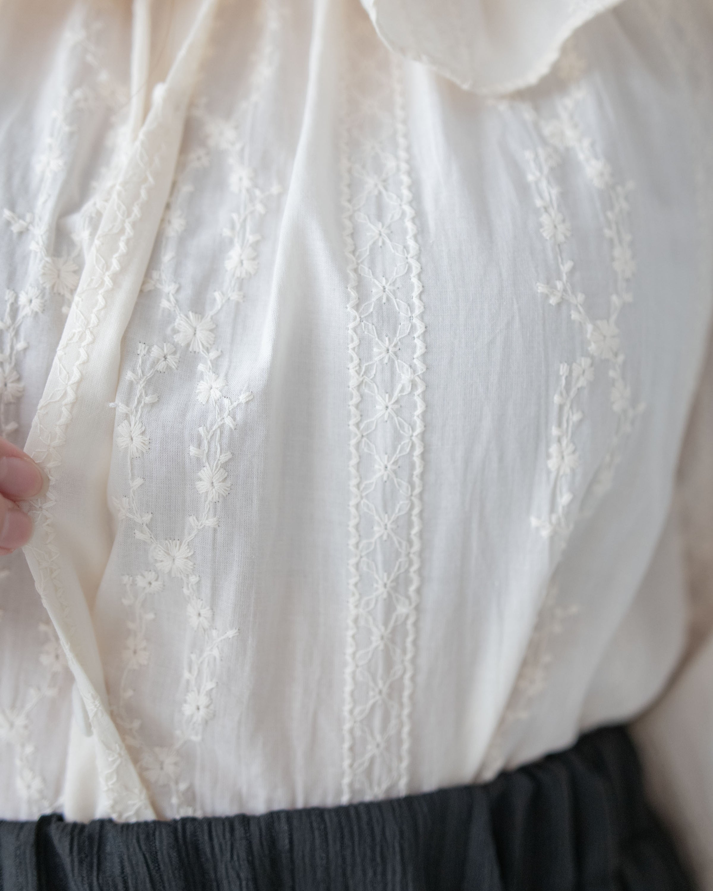 Embroidery Blouse 繡花彈性荷葉領口裝飾鈕扣上衣/ BU9133