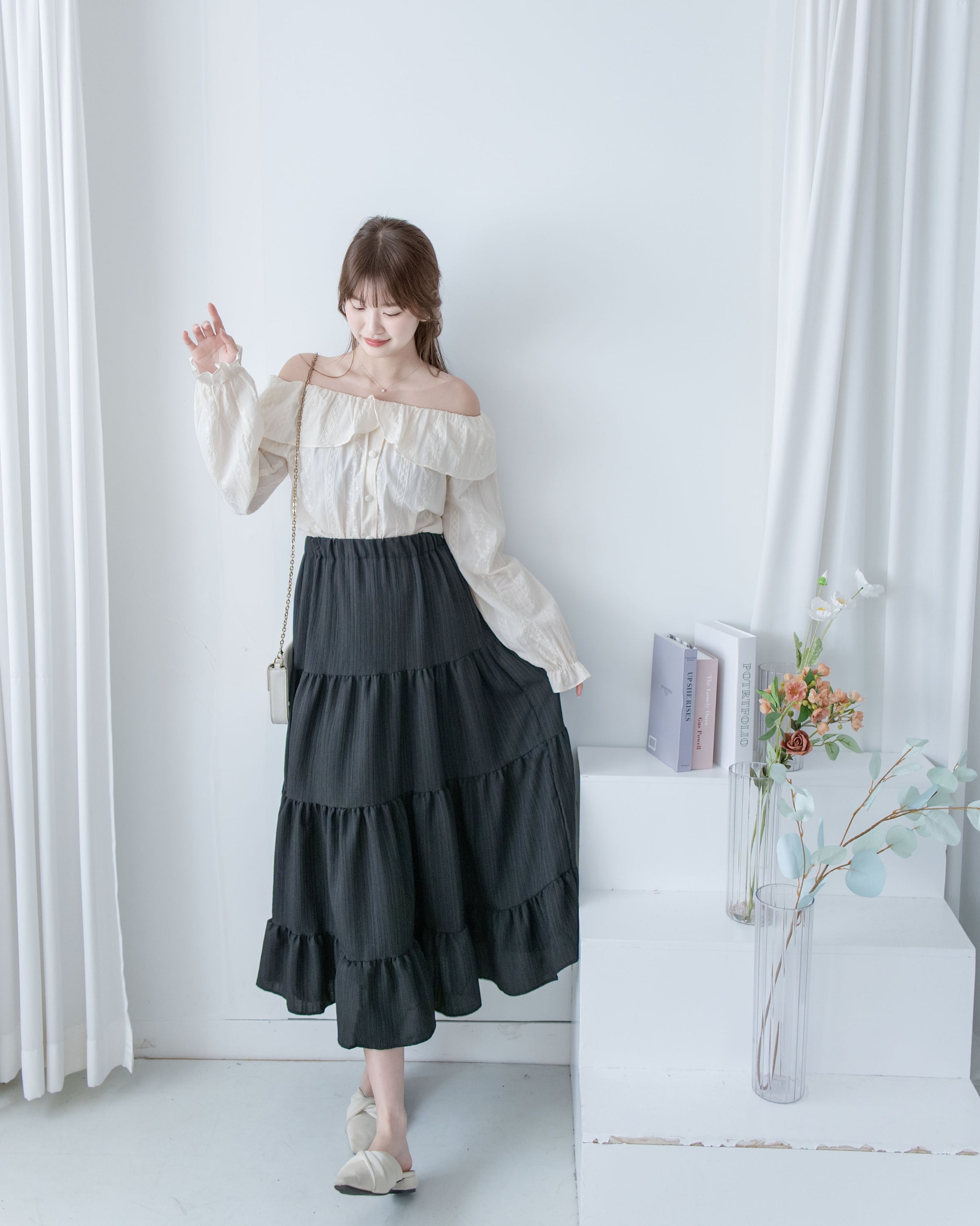 Embroidery Blouse 繡花彈性荷葉領口裝飾鈕扣上衣/ BU9133