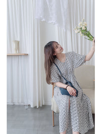 Shadow Floral V領單色簡約印花前修腰 Dress/ DS9903