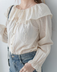 Embroidery Blouse 繡花彈性荷葉領口裝飾鈕扣上衣/ BU9133