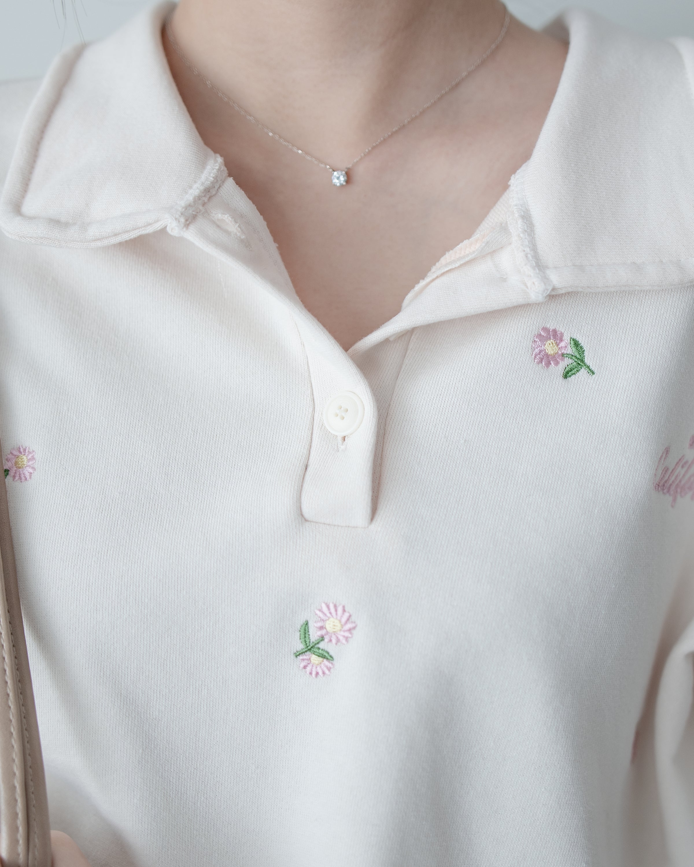 Embroidery Daisy Top  花形刺繡棉質翻領上衣/ TP9212