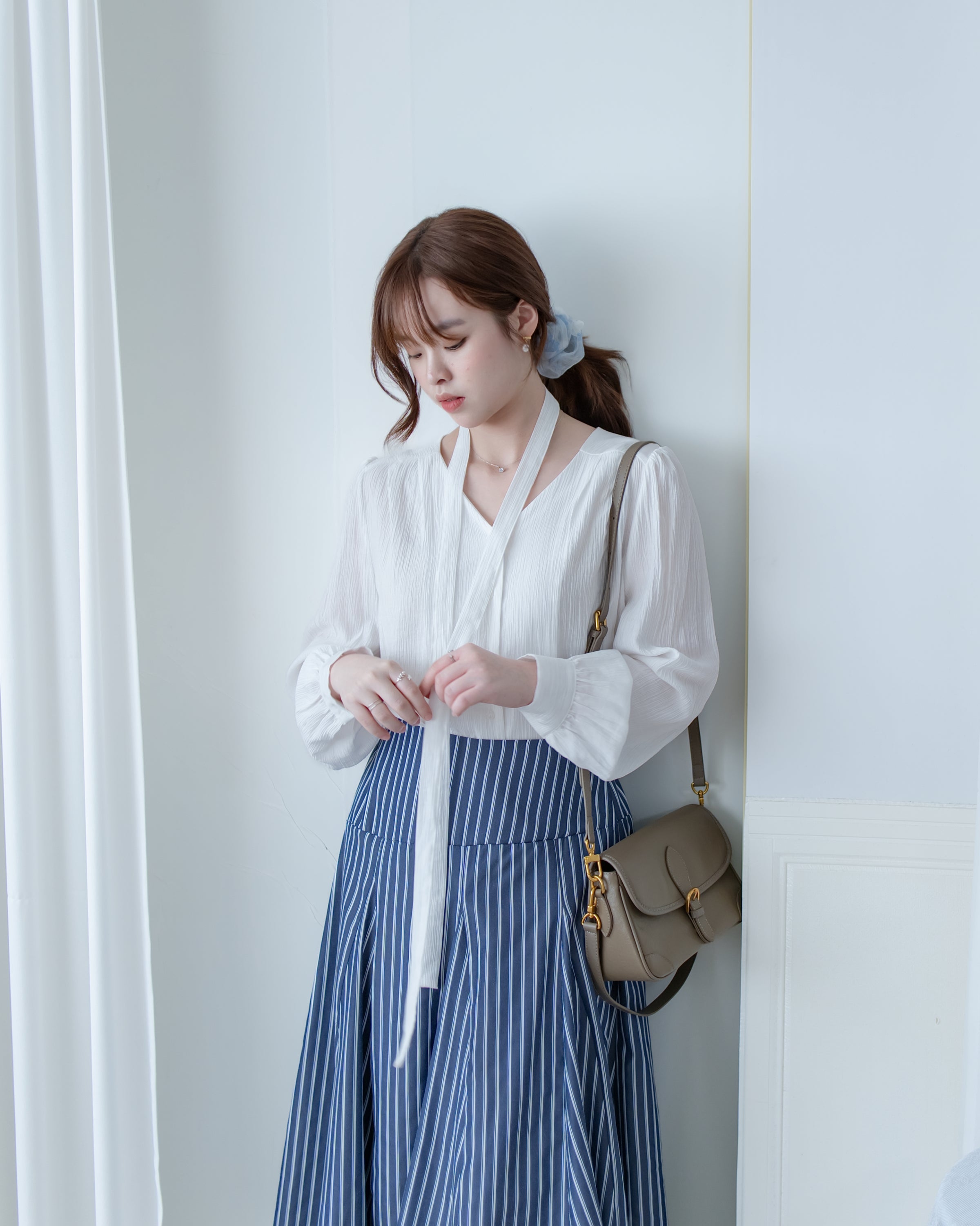 Cloud Touch Blouse 雲朵紋理輕薄v領襯衫/ BU9139