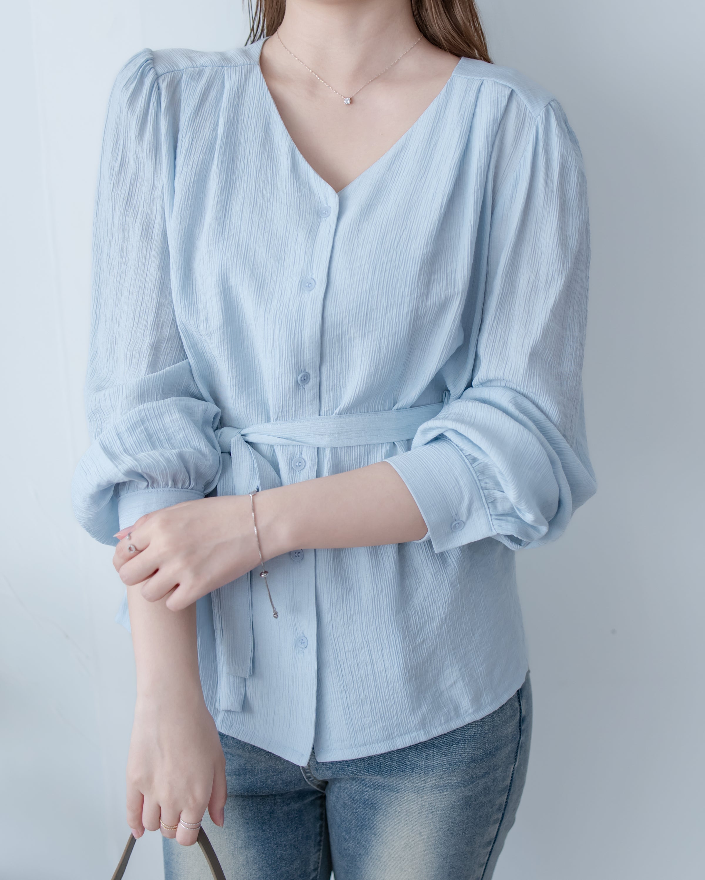 Cloud Touch Blouse 雲朵紋理輕薄v領襯衫/ BU9139