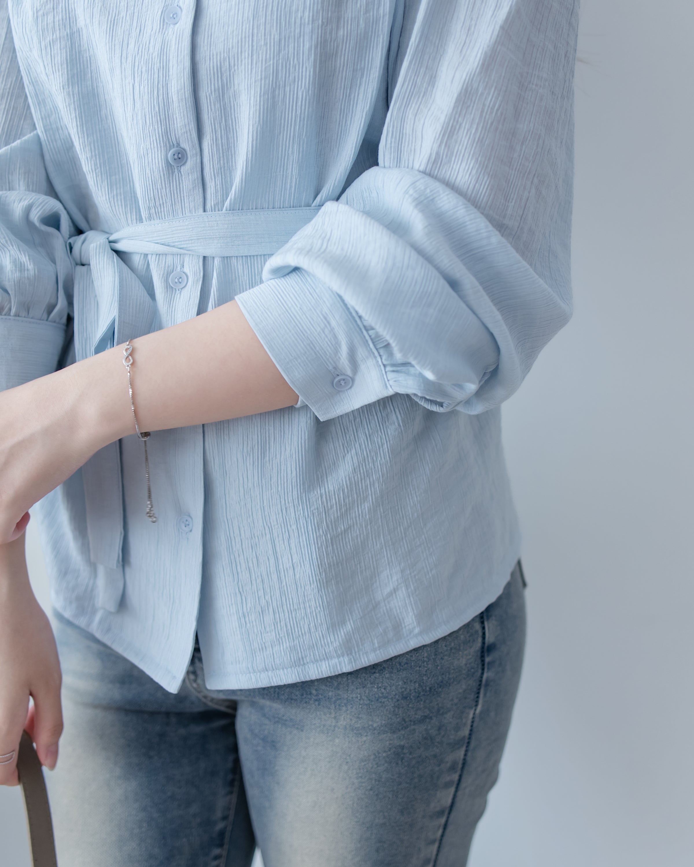 Cloud Touch Blouse 雲朵紋理輕薄v領襯衫/ BU9139