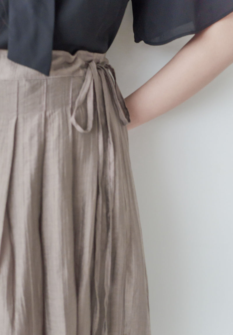 Ribbon Flowing Dress 微光澤輕盈飄逸絲帶裙/ SK8897 (black/white sold out)