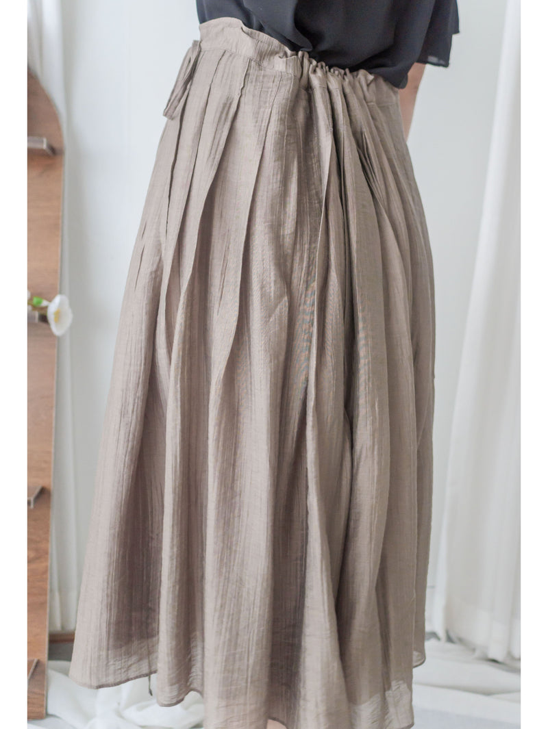Ribbon Flowing Dress 微光澤輕盈飄逸絲帶裙/ SK8897 (black/white sold out)