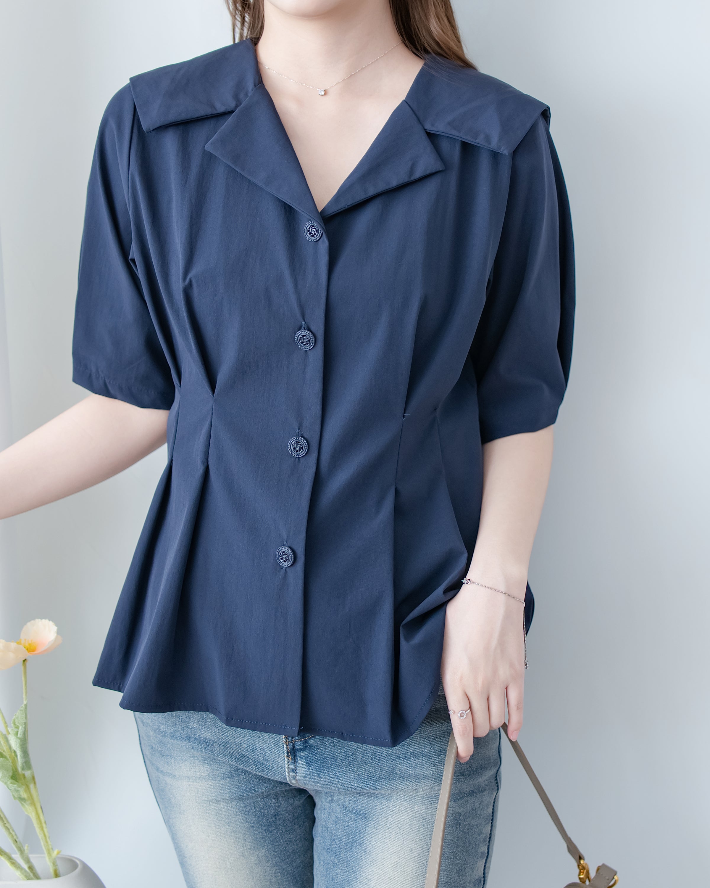 Pleated Waist Blouse 顯白深藍精緻鈕扣翻領修腰上衣/ BU9138