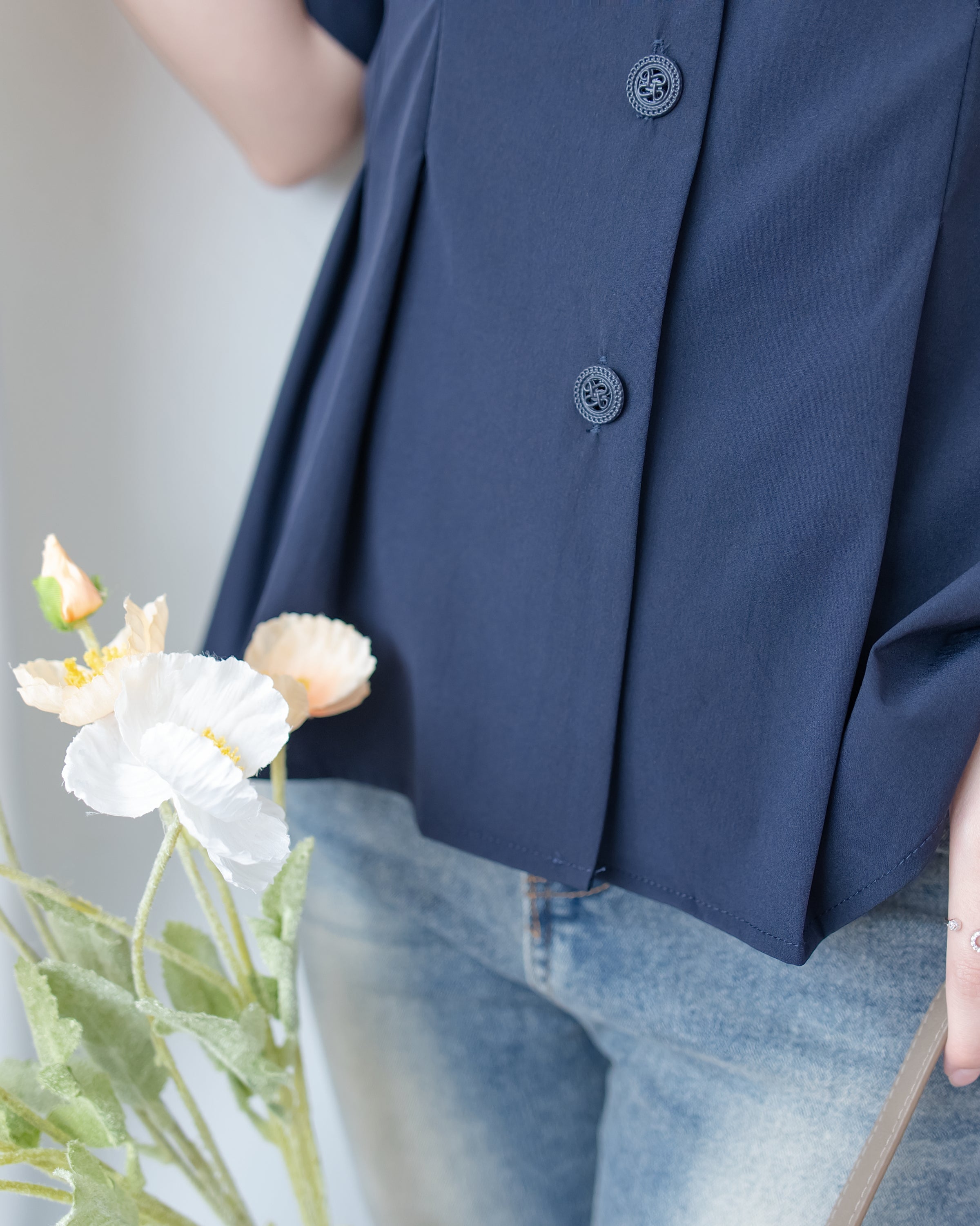 Pleated Waist Blouse 顯白深藍精緻鈕扣翻領修腰上衣/ BU9138