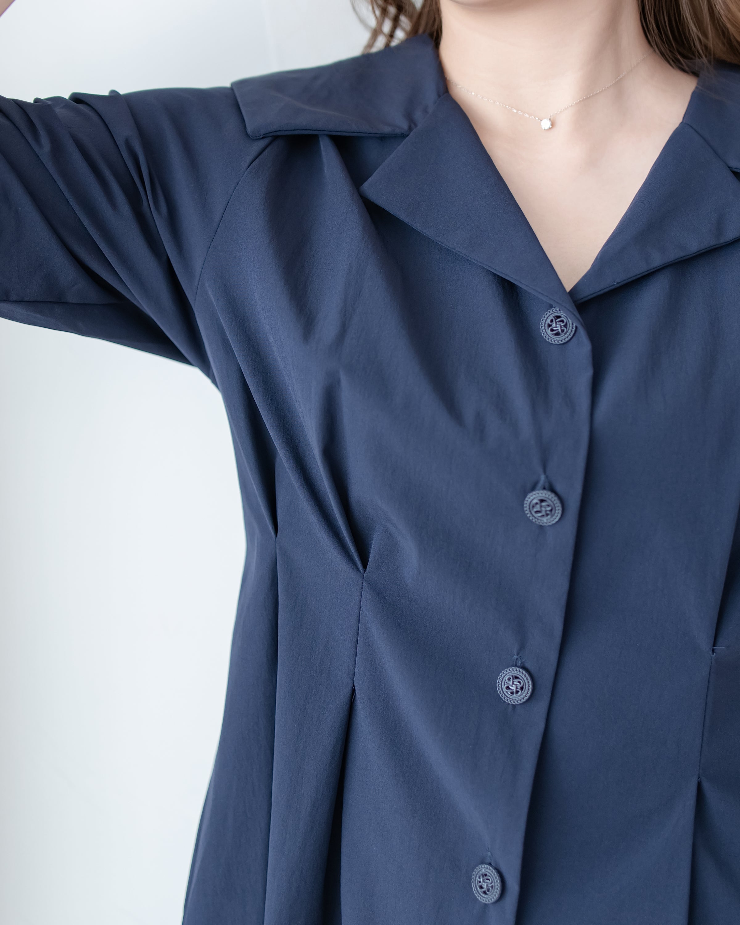 Pleated Waist Blouse 顯白深藍精緻鈕扣翻領修腰上衣/ BU9138