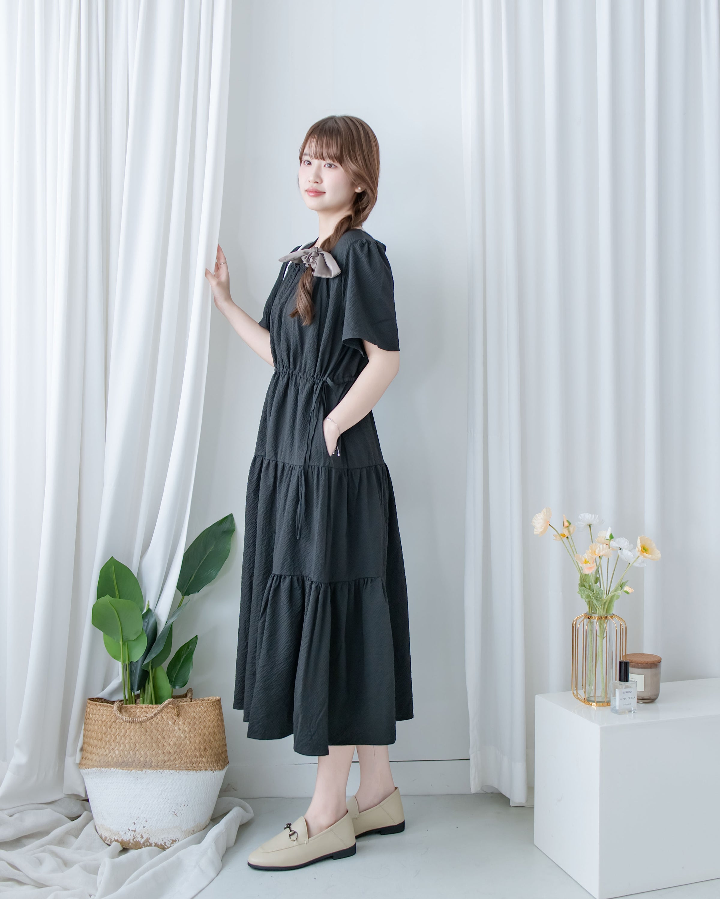 【現貨限量回歸 Black 】 Square Collar Back-Tie Dress 質感壓紋方領層次綁帶連身裙/ DS1112