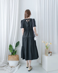 【現貨限量回歸 Black 】 Square Collar Back-Tie Dress 質感壓紋方領層次綁帶連身裙/ DS1112
