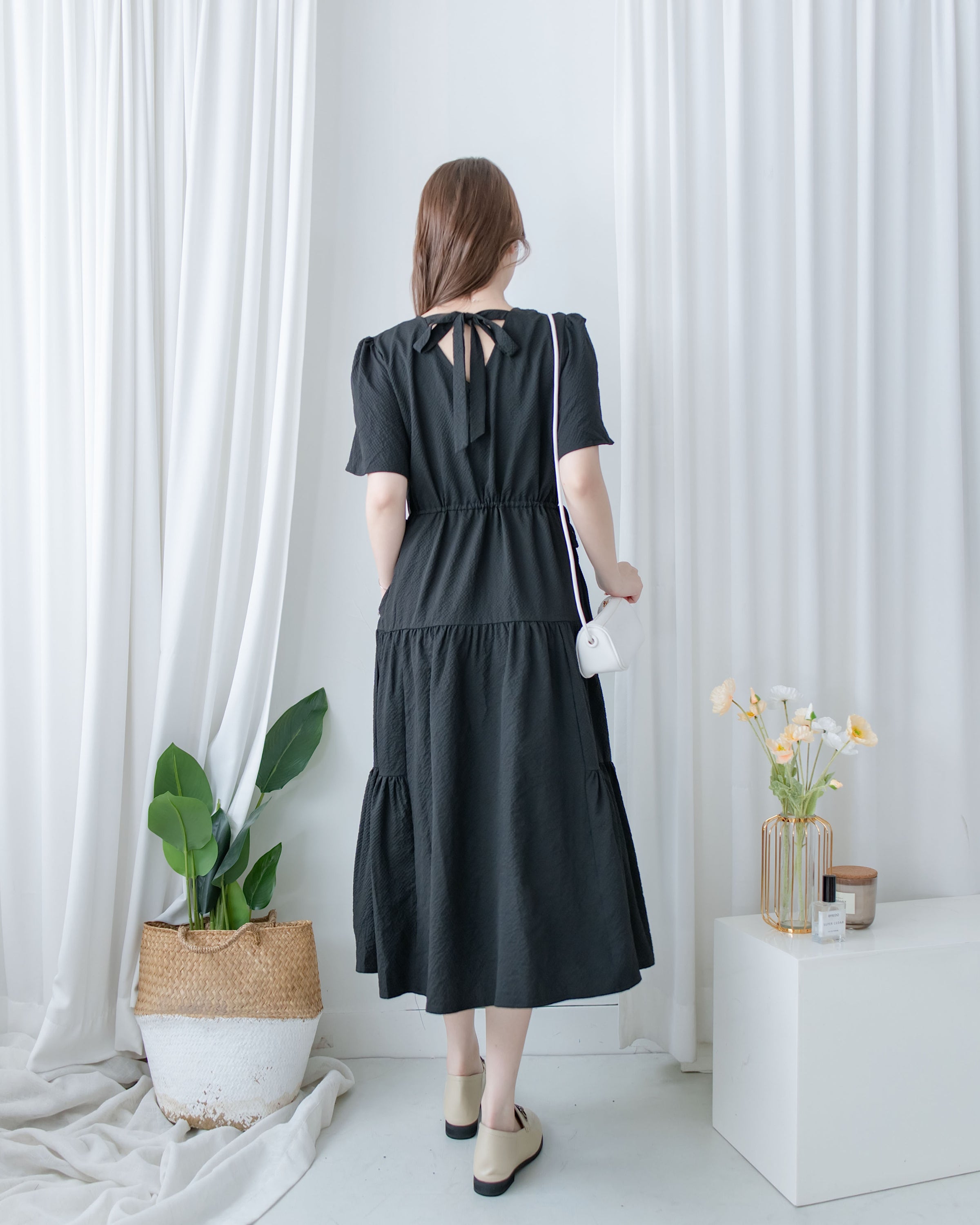 【現貨限量回歸 Black 】 Square Collar Back-Tie Dress 質感壓紋方領層次綁帶連身裙/ DS1112