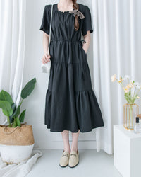 【現貨限量回歸 Black 】 Square Collar Back-Tie Dress 質感壓紋方領層次綁帶連身裙/ DS1112