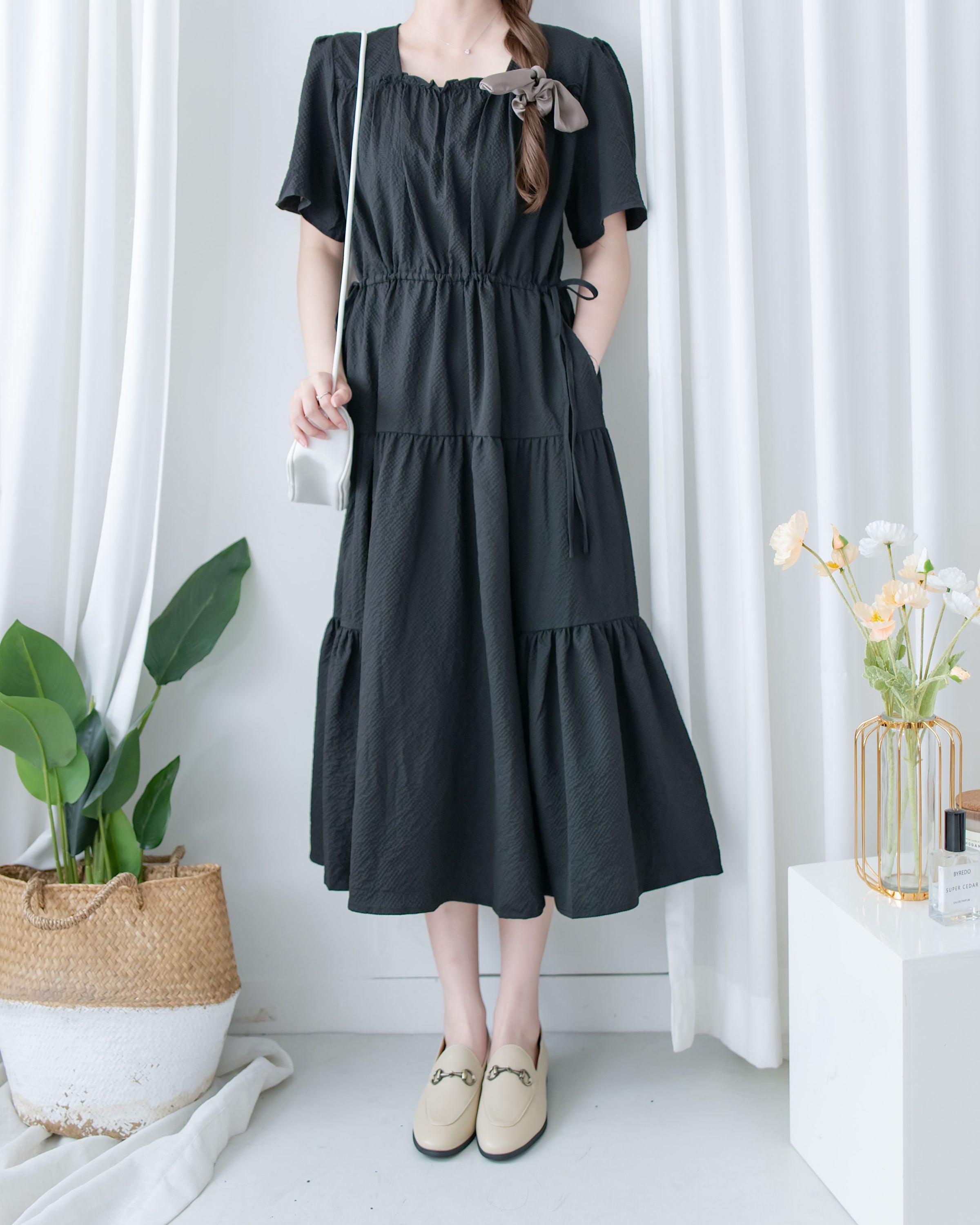 【現貨限量回歸 Black 】 Square Collar Back-Tie Dress 質感壓紋方領層次綁帶連身裙/ DS1112