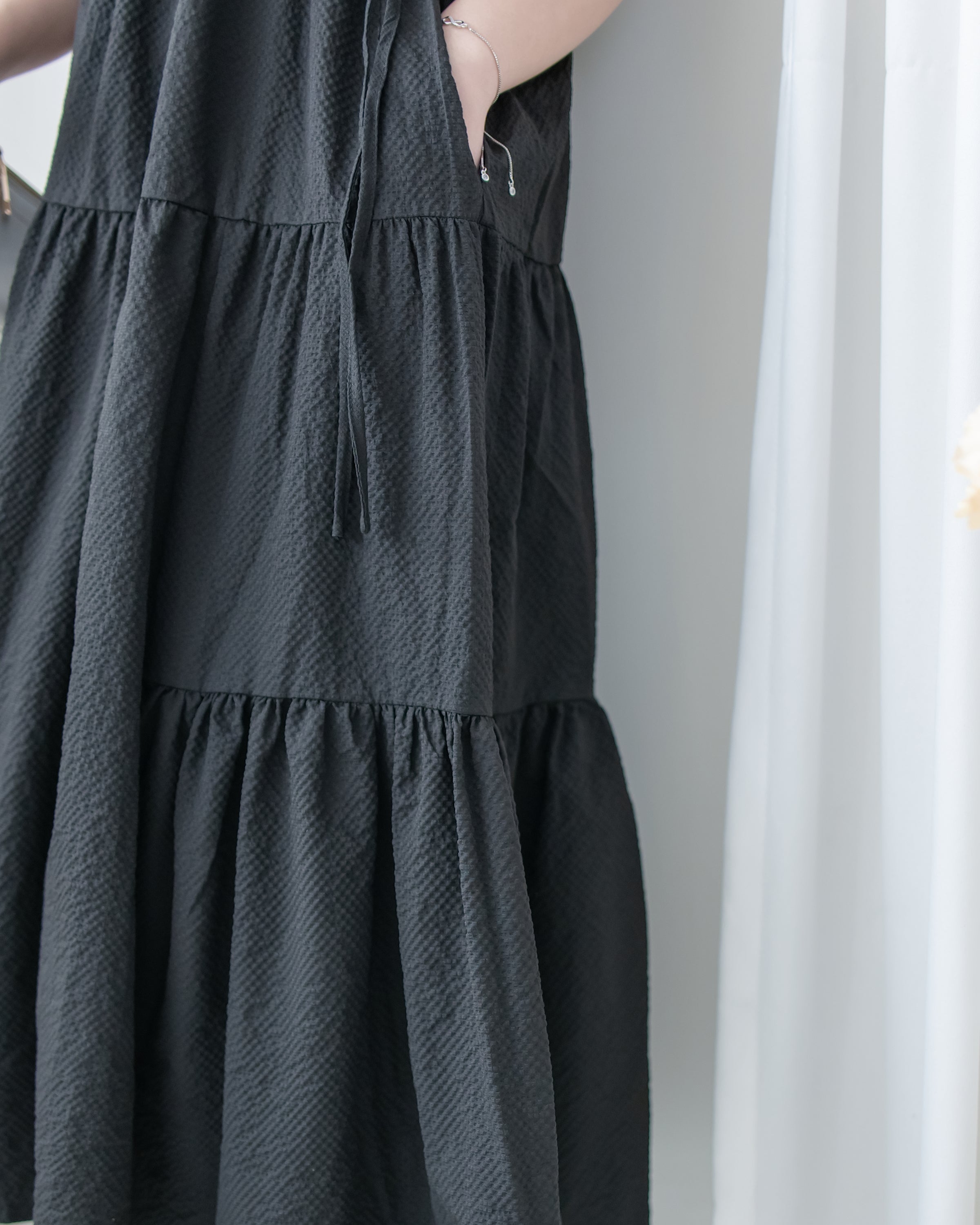 【現貨限量回歸 Black 】 Square Collar Back-Tie Dress 質感壓紋方領層次綁帶連身裙/ DS1112