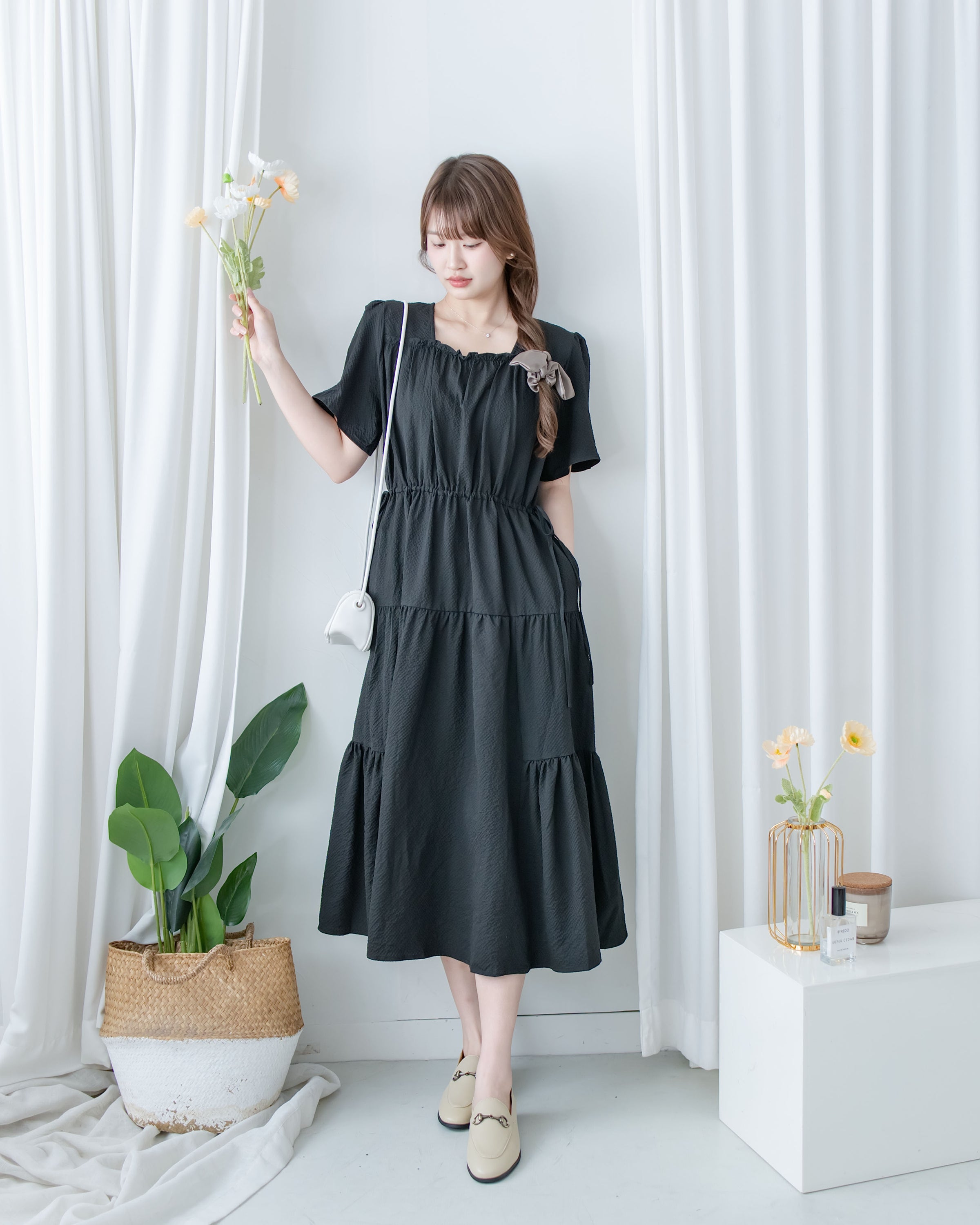 【現貨限量回歸 Black 】 Square Collar Back-Tie Dress 質感壓紋方領層次綁帶連身裙/ DS1112
