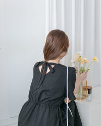 【現貨限量回歸 Black 】 Square Collar Back-Tie Dress 質感壓紋方領層次綁帶連身裙/ DS1112