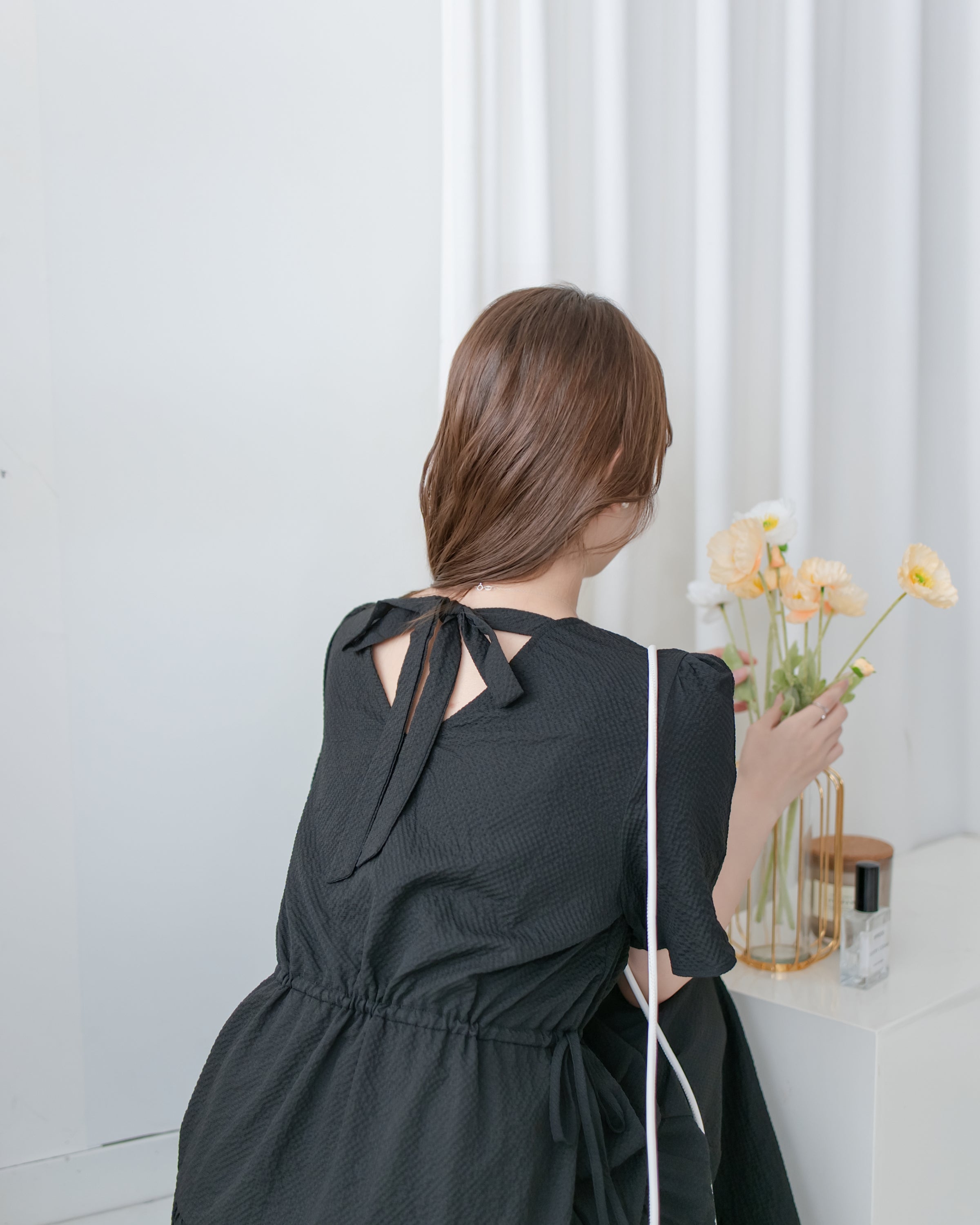 【現貨限量回歸 Black 】 Square Collar Back-Tie Dress 質感壓紋方領層次綁帶連身裙/ DS1112
