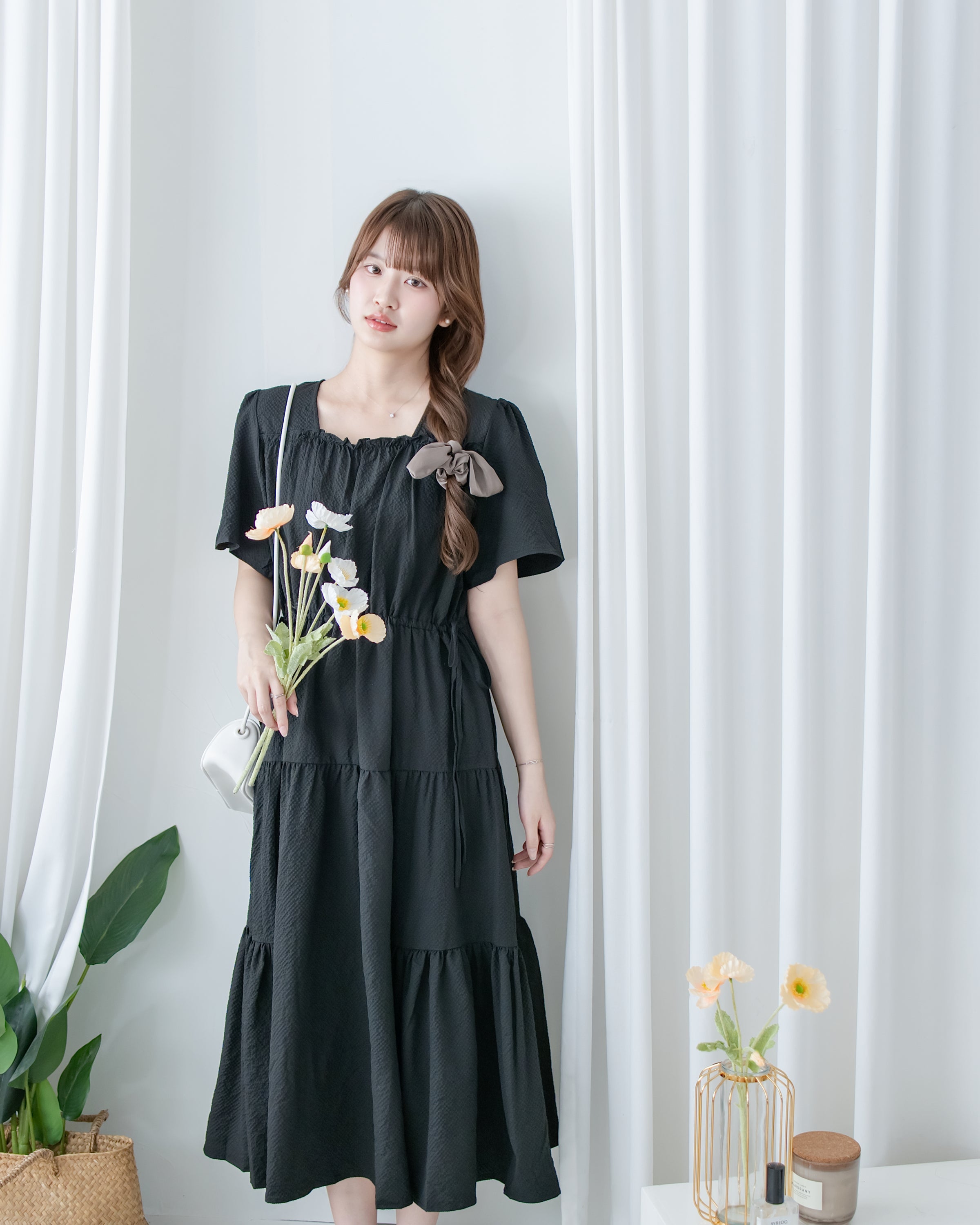 【現貨限量回歸 Black 】 Square Collar Back-Tie Dress 質感壓紋方領層次綁帶連身裙/ DS1112