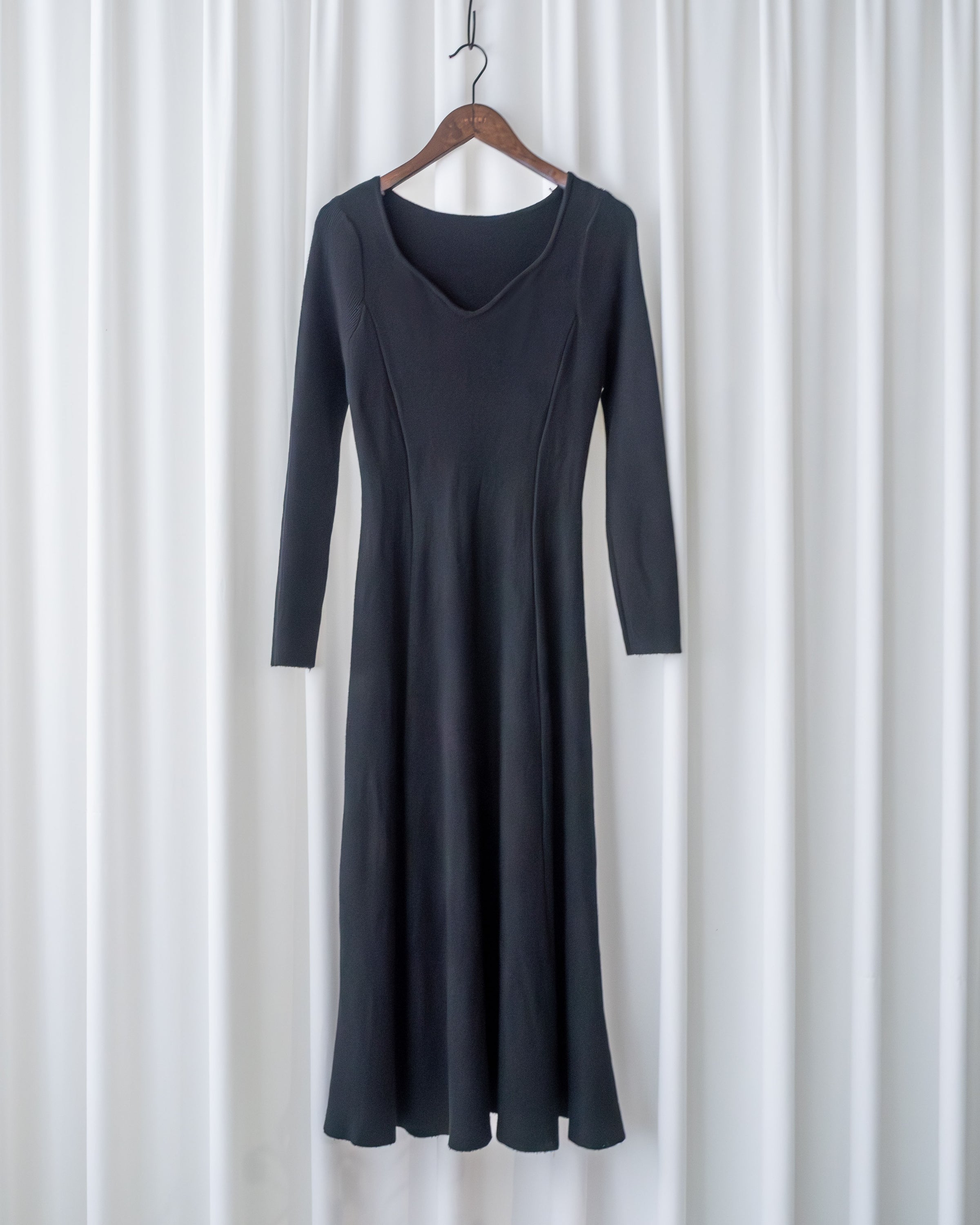 Knit Black Dress 弧形V領顯瘦彈性小黑裙/ DS1021