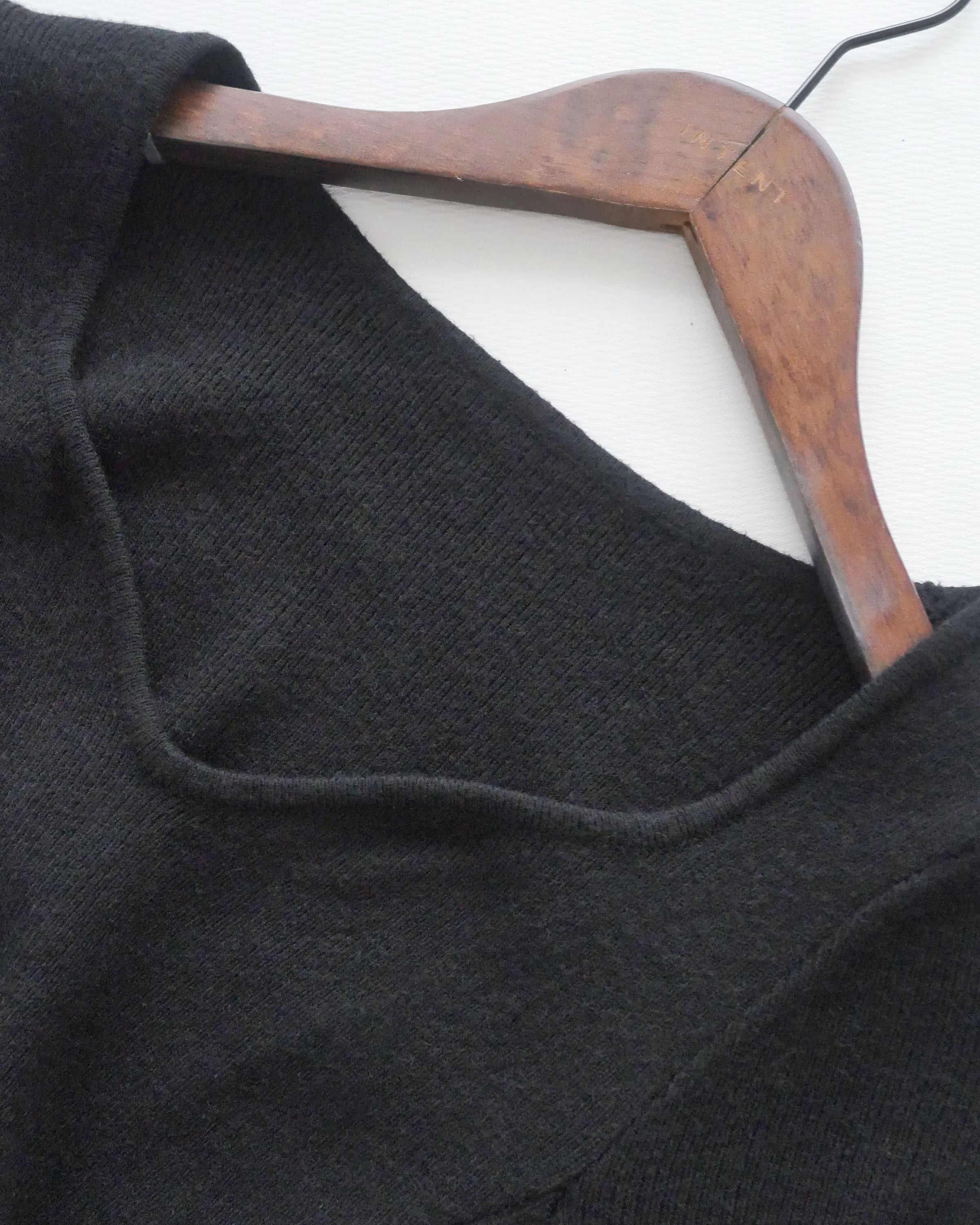 Knit Black Dress 弧形V領顯瘦彈性小黑裙/ DS1021