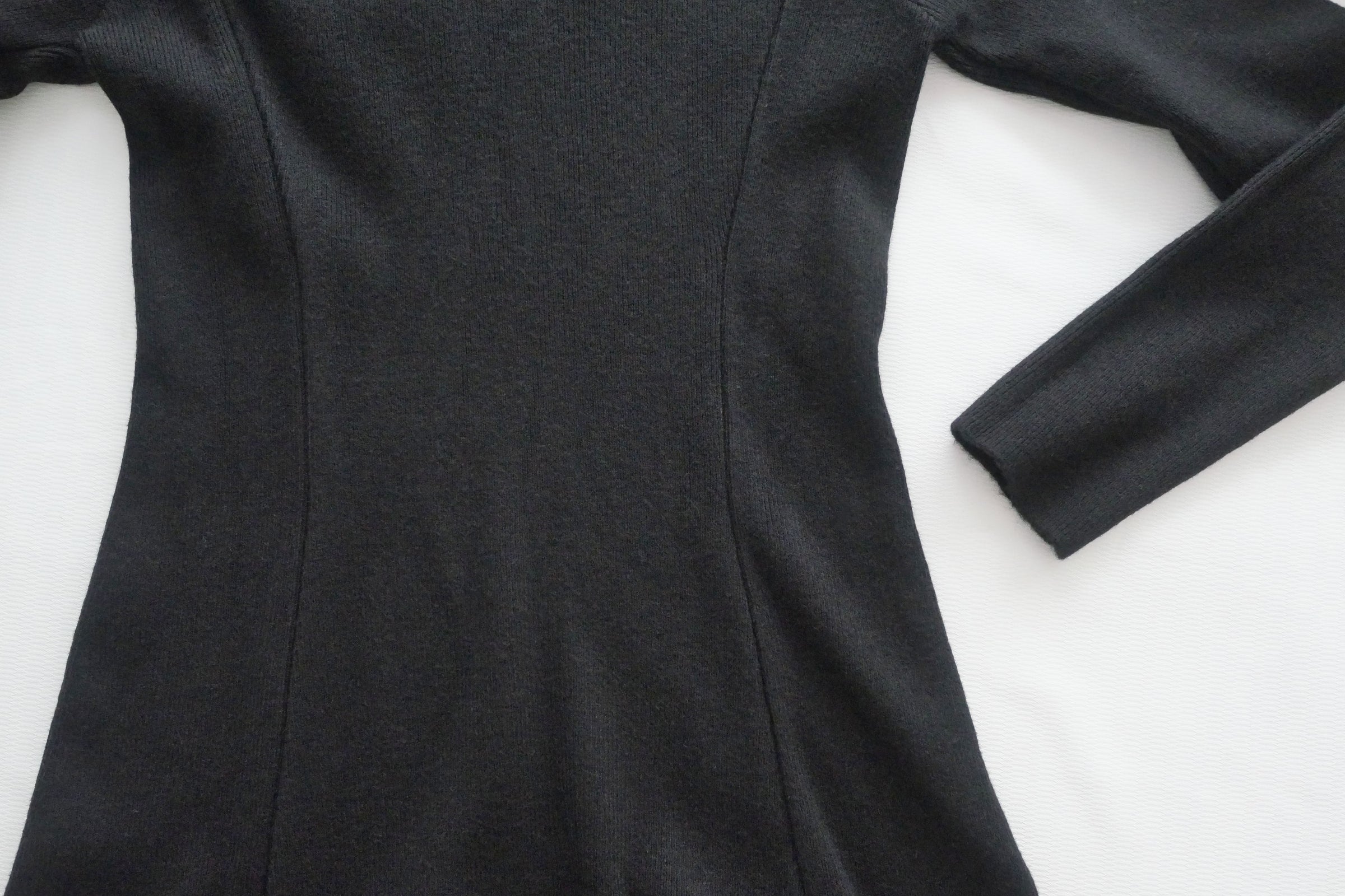 Knit Black Dress 弧形V領顯瘦彈性小黑裙/ DS1021