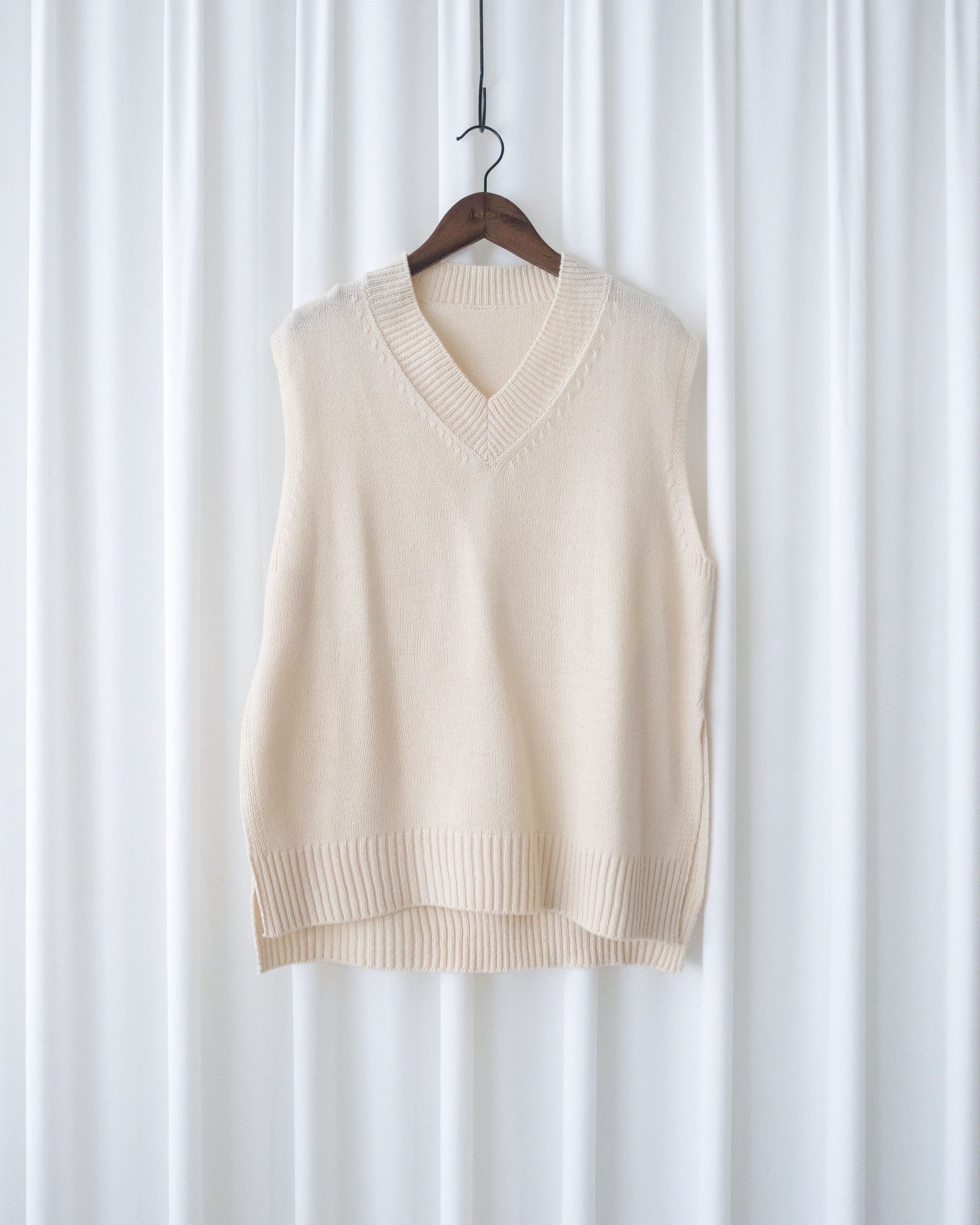 Ivory Vest 百搭垂感肩線V領針織背心 / KT8185