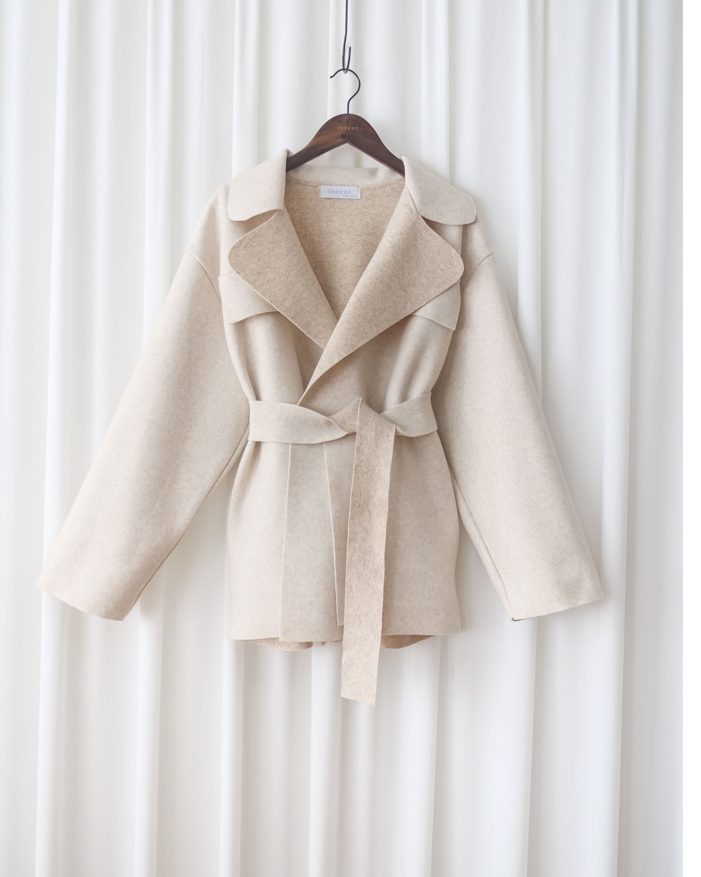 【intent X Korea label】 Oatmeal Ivory 優雅翻領蝴蝶修腰短大衣, Coat/ JK8112
