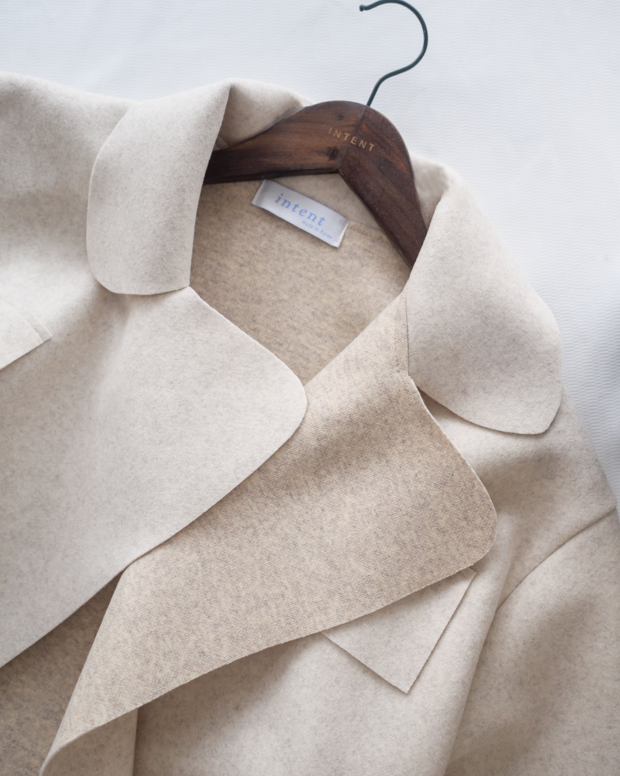 【intent X Korea label】 Oatmeal Ivory 優雅翻領蝴蝶修腰短大衣, Coat/ JK8112