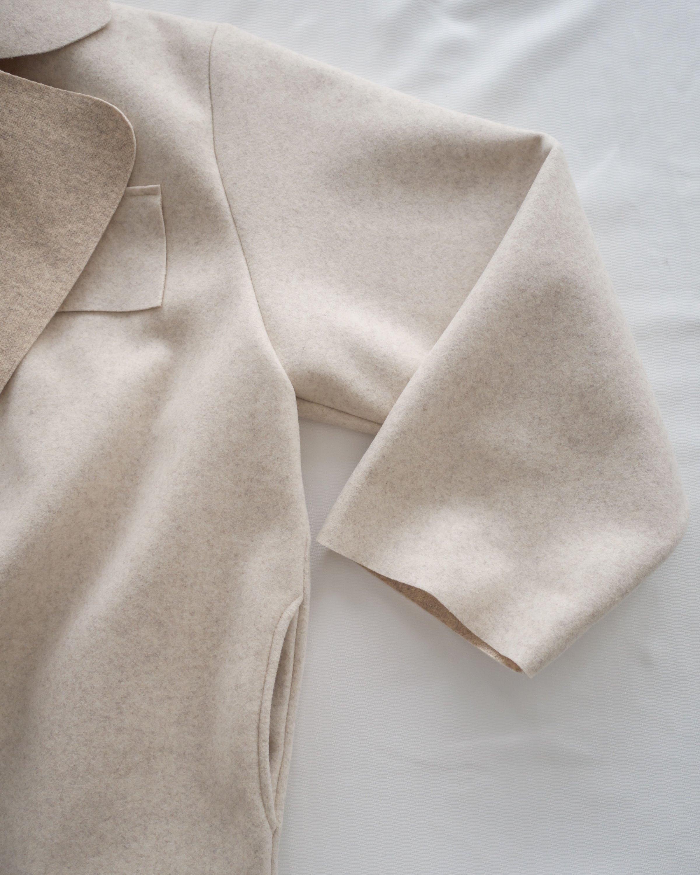 【intent X Korea label】 Oatmeal Ivory 優雅翻領蝴蝶修腰短大衣, Coat/ JK8112