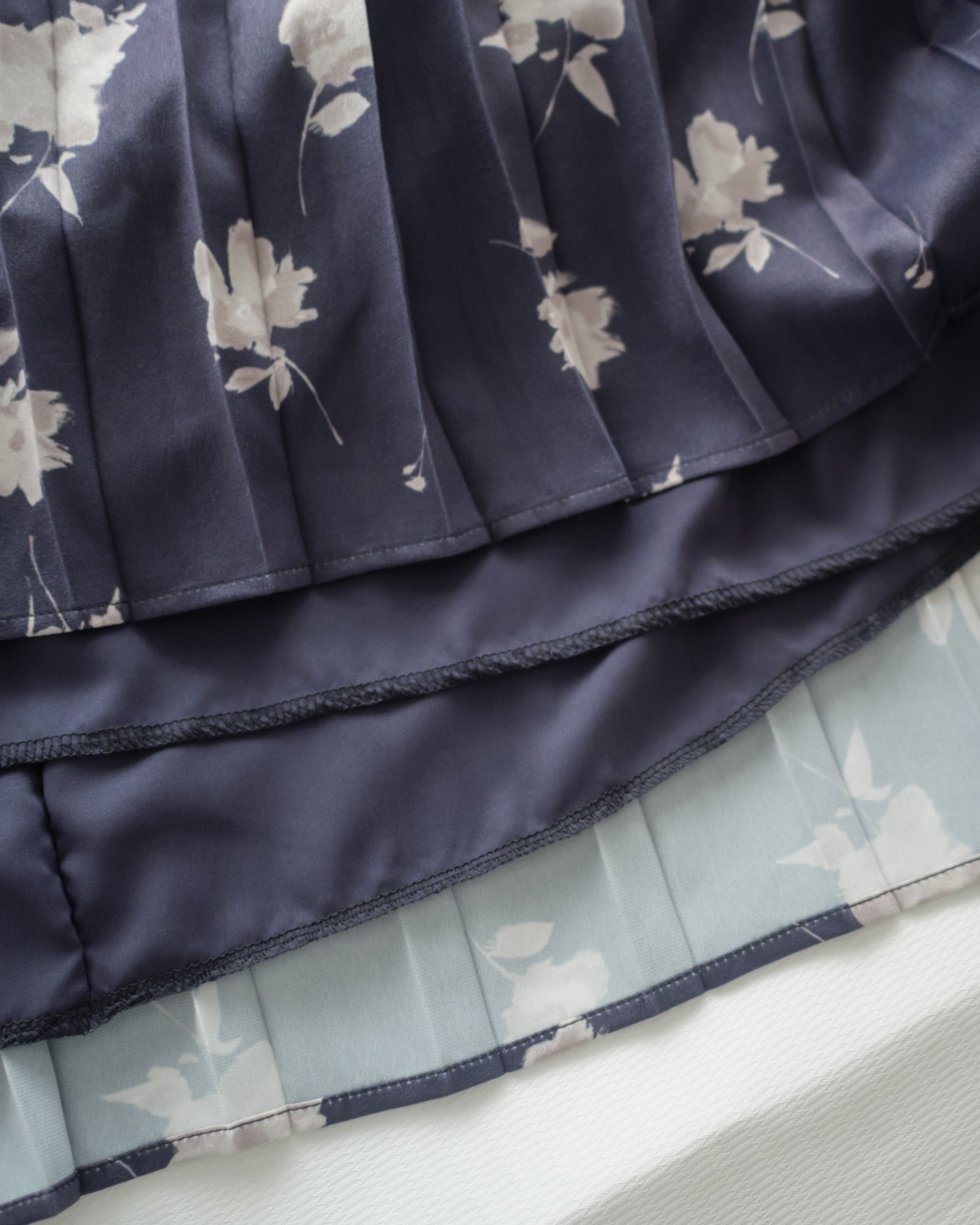 Misty Blue Floral Dress 霧藍白色花瓣舒適高雅連身裙/ DS1044