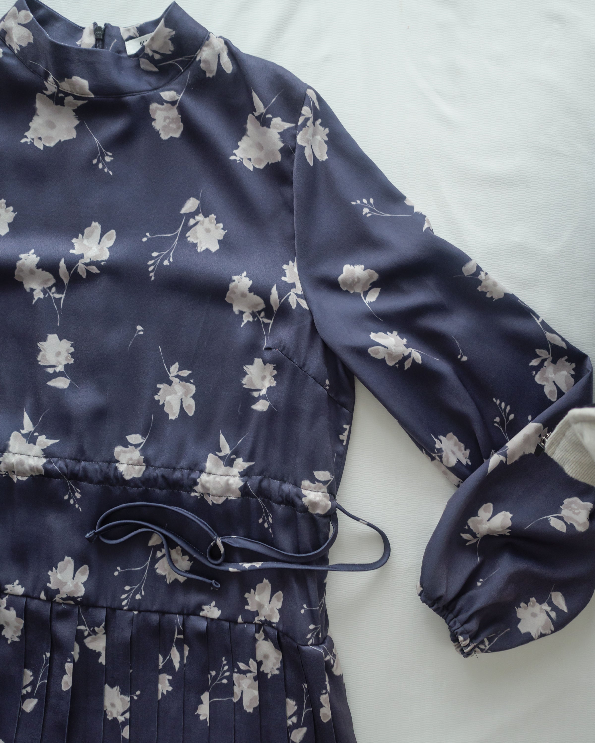 Misty Blue Floral Dress 霧藍白色花瓣舒適高雅連身裙/ DS1044