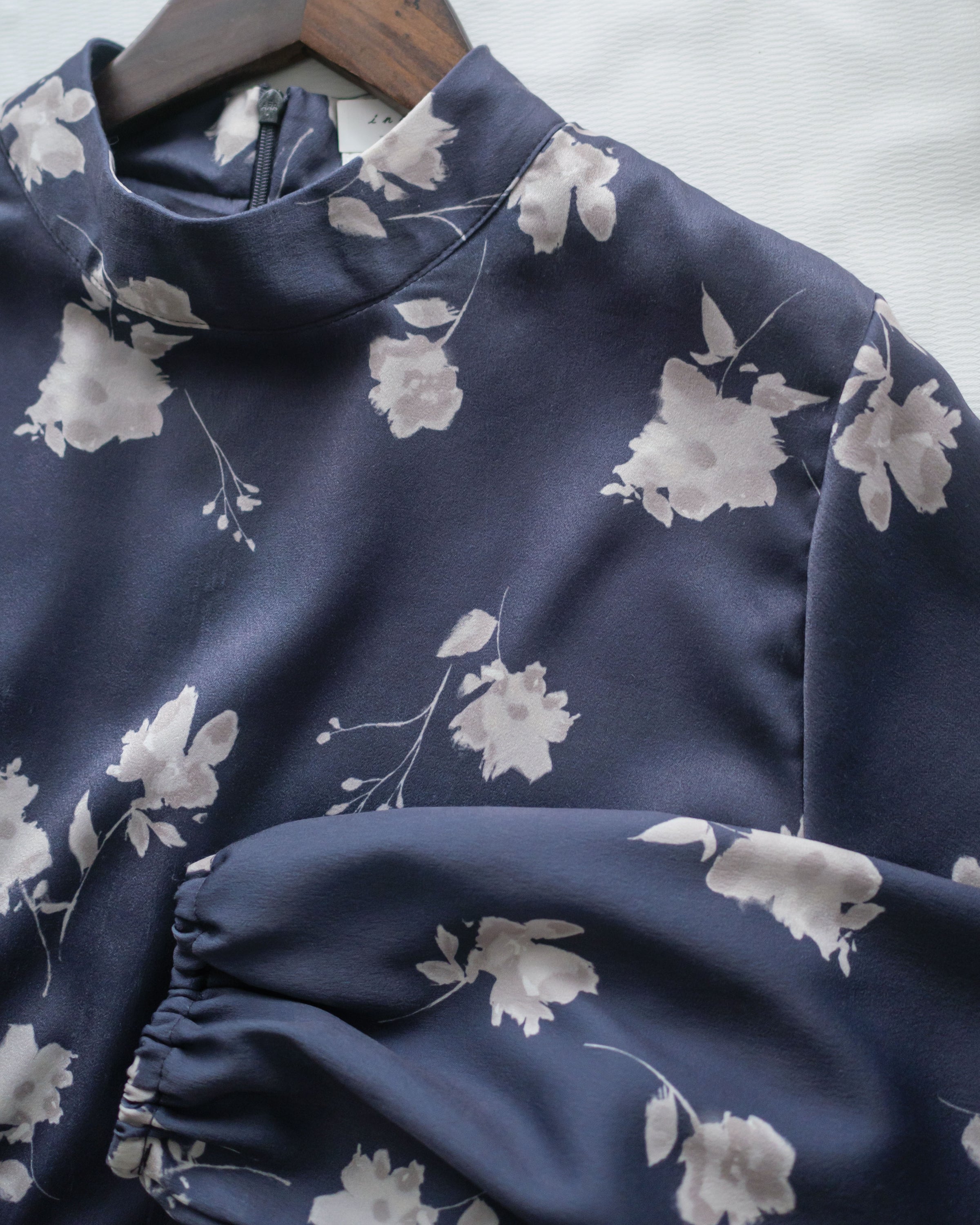 Misty Blue Floral Dress 霧藍白色花瓣舒適高雅連身裙/ DS1044