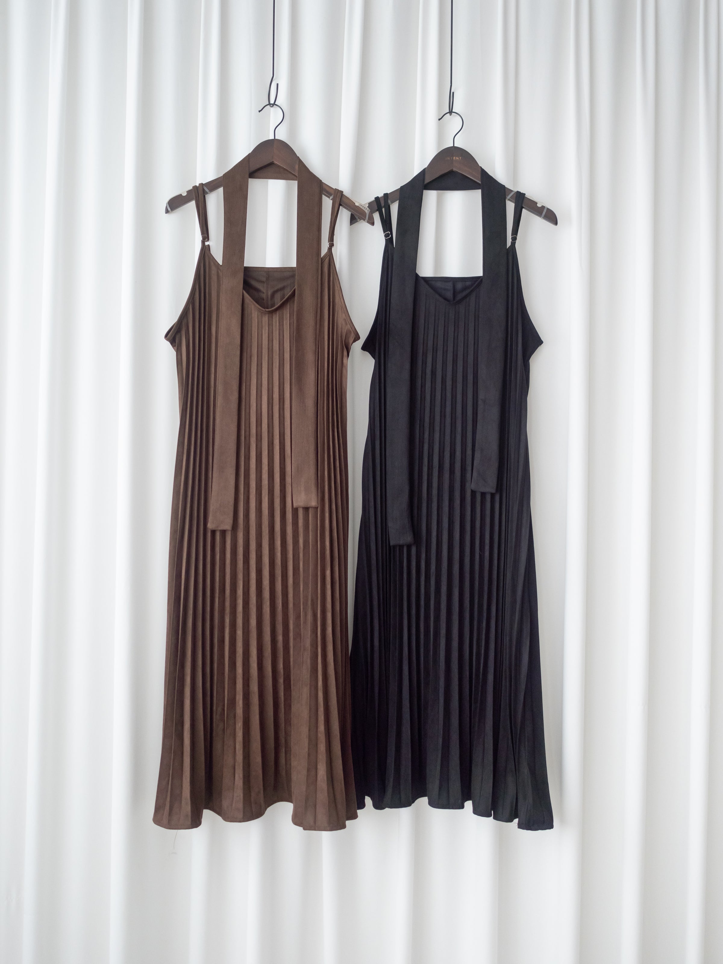 Pleated Vest Dress 立體細褶V領吊帶百褶長裙/ DS1061