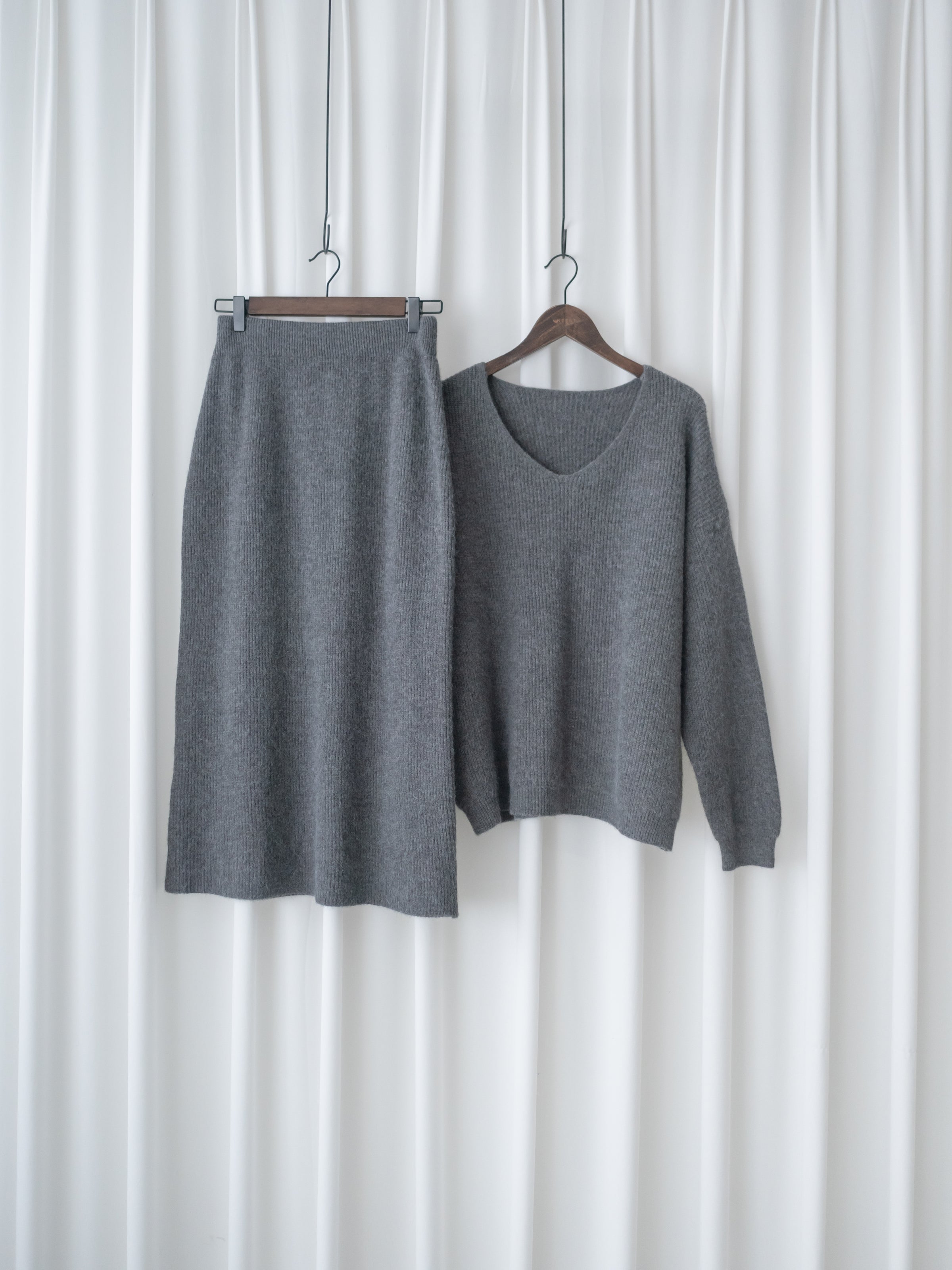 V-neck Knit Skirt Set 細膩條紋V領上衣直裙套裝/ SE8106 (Pre-order 2月5日截單)