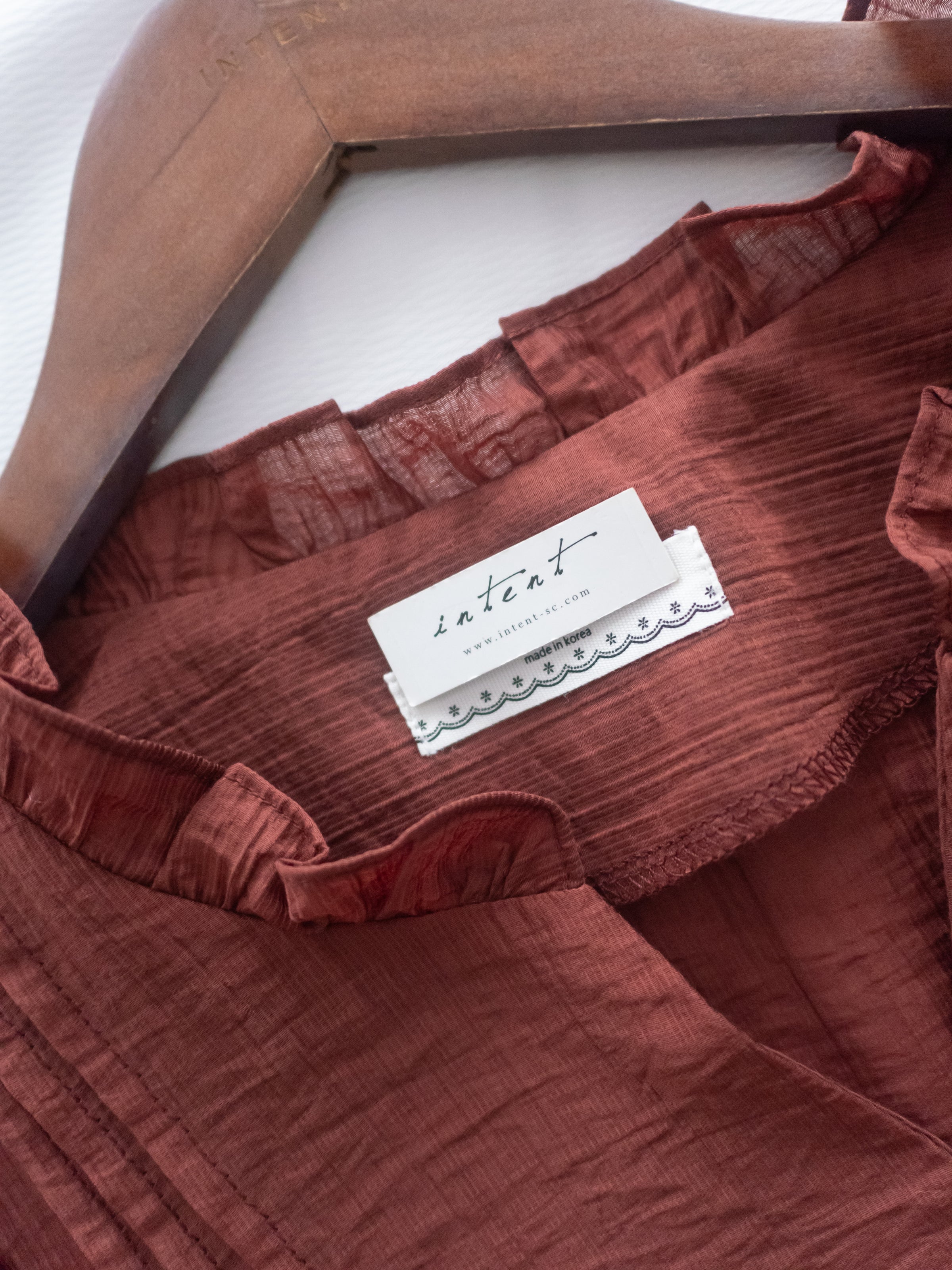 BrickRed Ruffle V Blouse 磚紅立體壓褶 V領荷葉邊襯衫/ BU9129