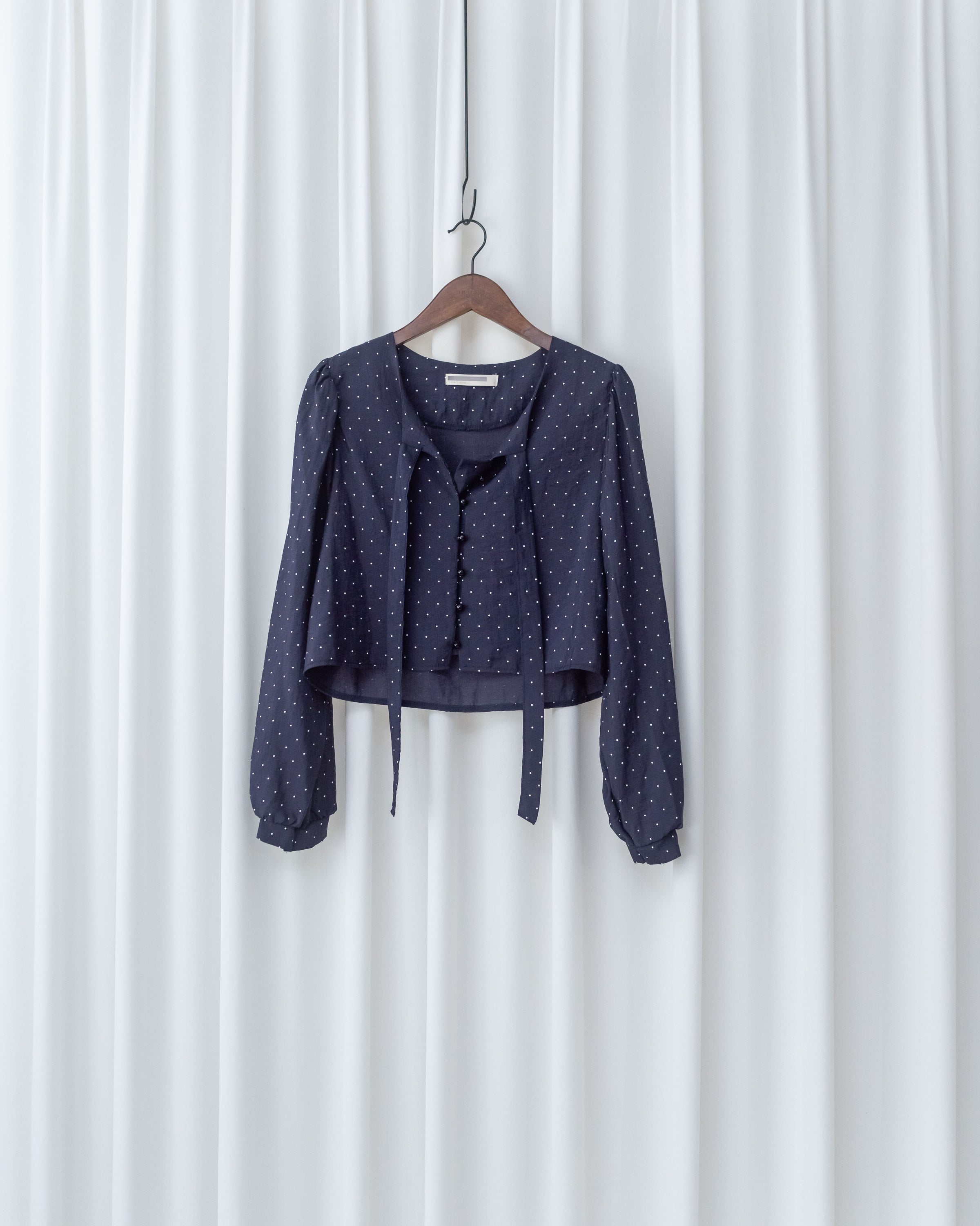 PolkaDot Scarf Blouse 光澤感小點V領綁結微短上衣/ BU9130